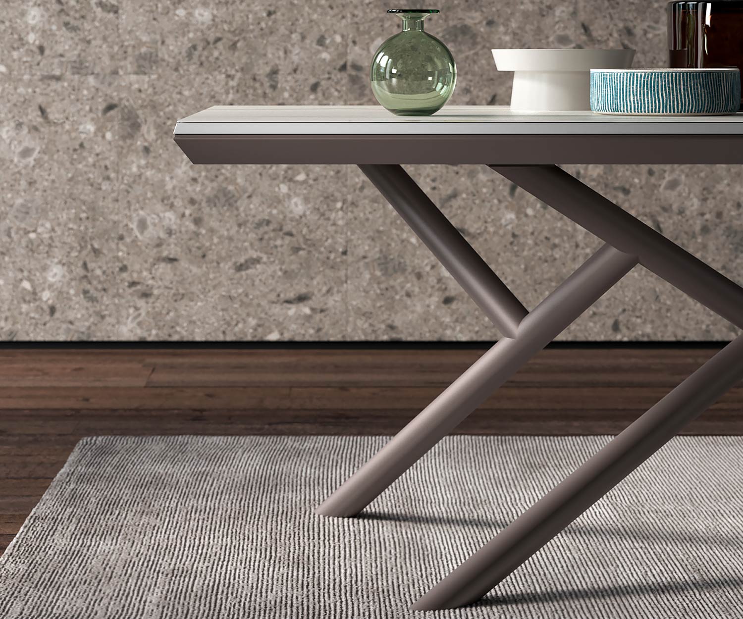 Design Esstisch Detail Standfüße mit Geschirr auf der Tischplatte Gestell in Matt Bronze