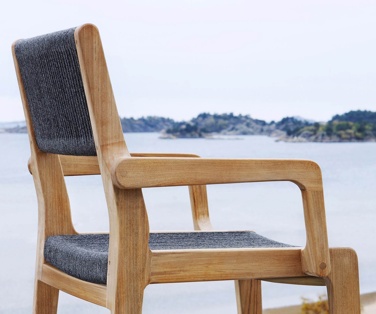 Moderner Oasiq Skagen Design Stuhl aus Teak mit Armlehnen in Anthrazit gepolstert