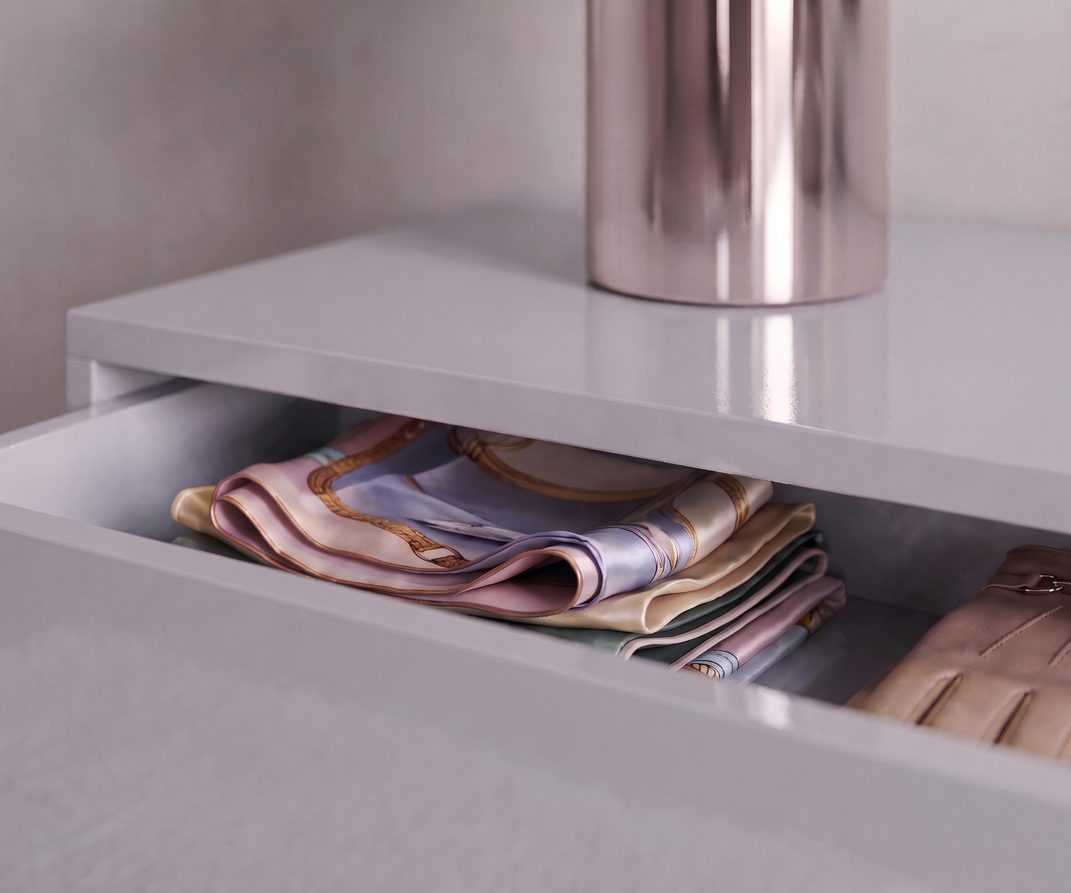 Hängekommode Easy von Novamobili als Schlafzimmer-Kommode, geöffnete Schublade mit Schals, Hellgrau Hochglanz, modern.