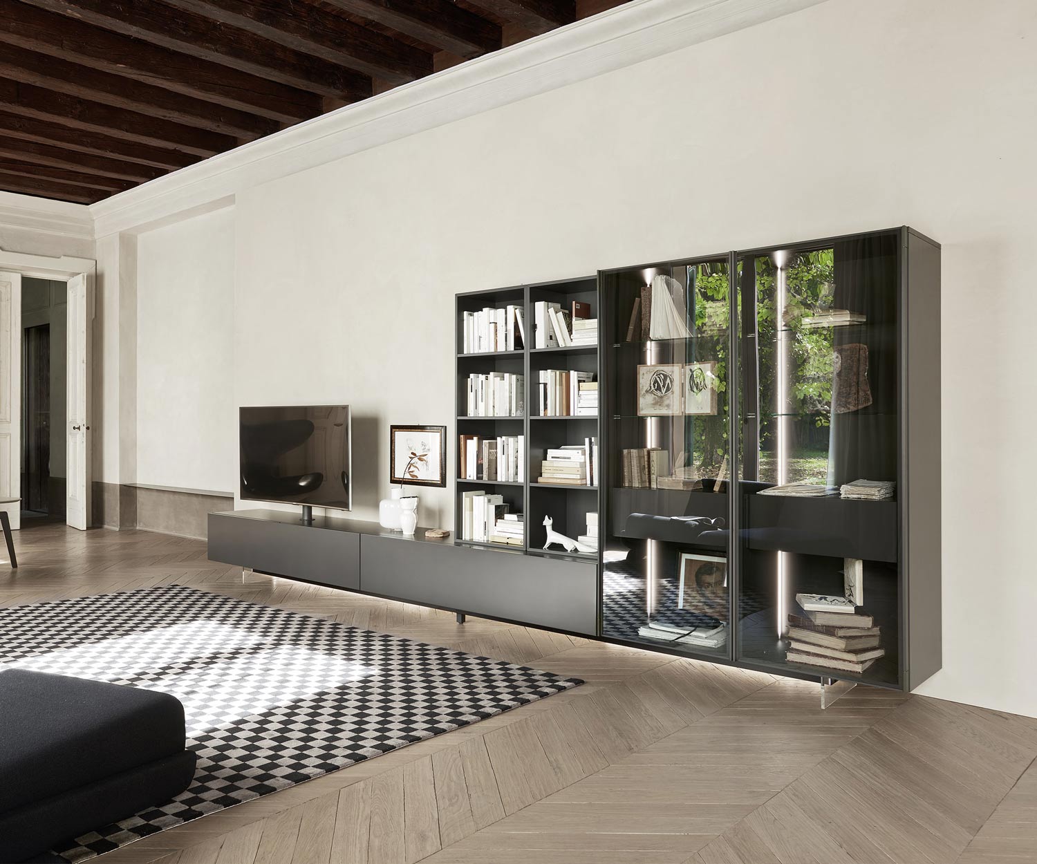 Schwebender Design Sockel für TV Design Lowboard von Livitalia in einer Wohnwand