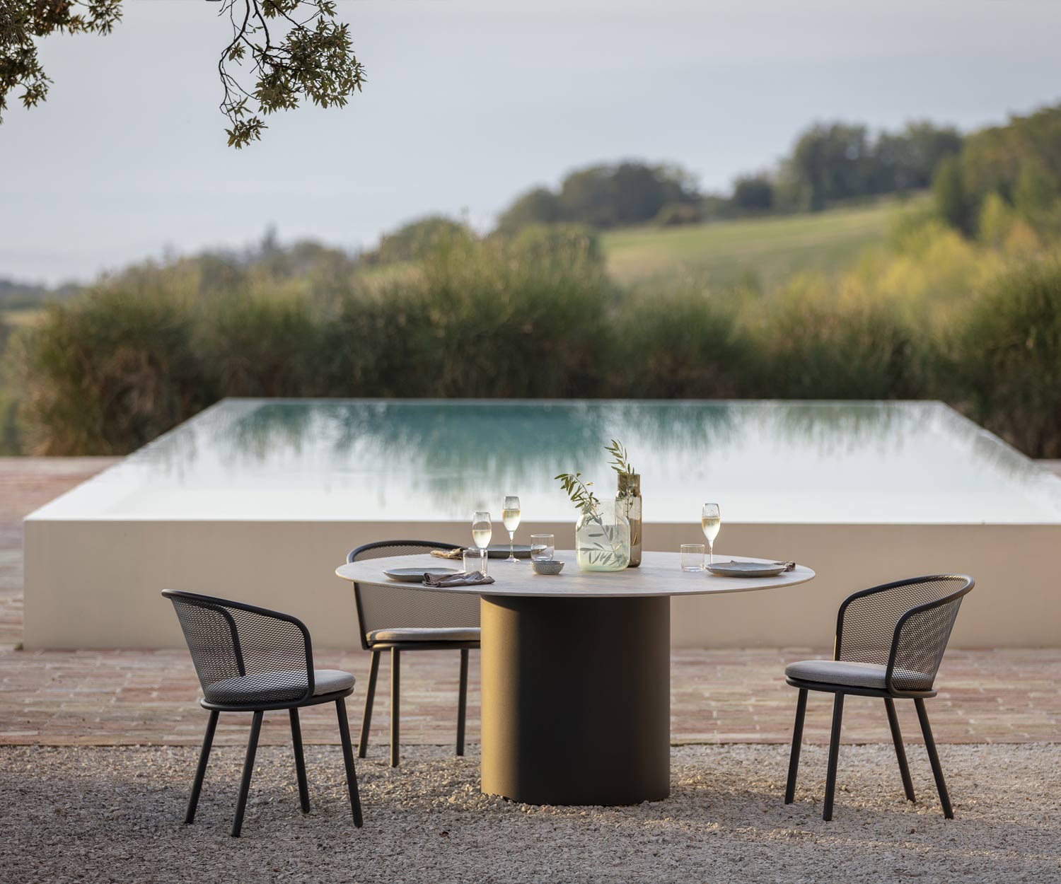 Exklusiver Todus Branta Design Esstisch rund am Swimmingpool auf Terrasse