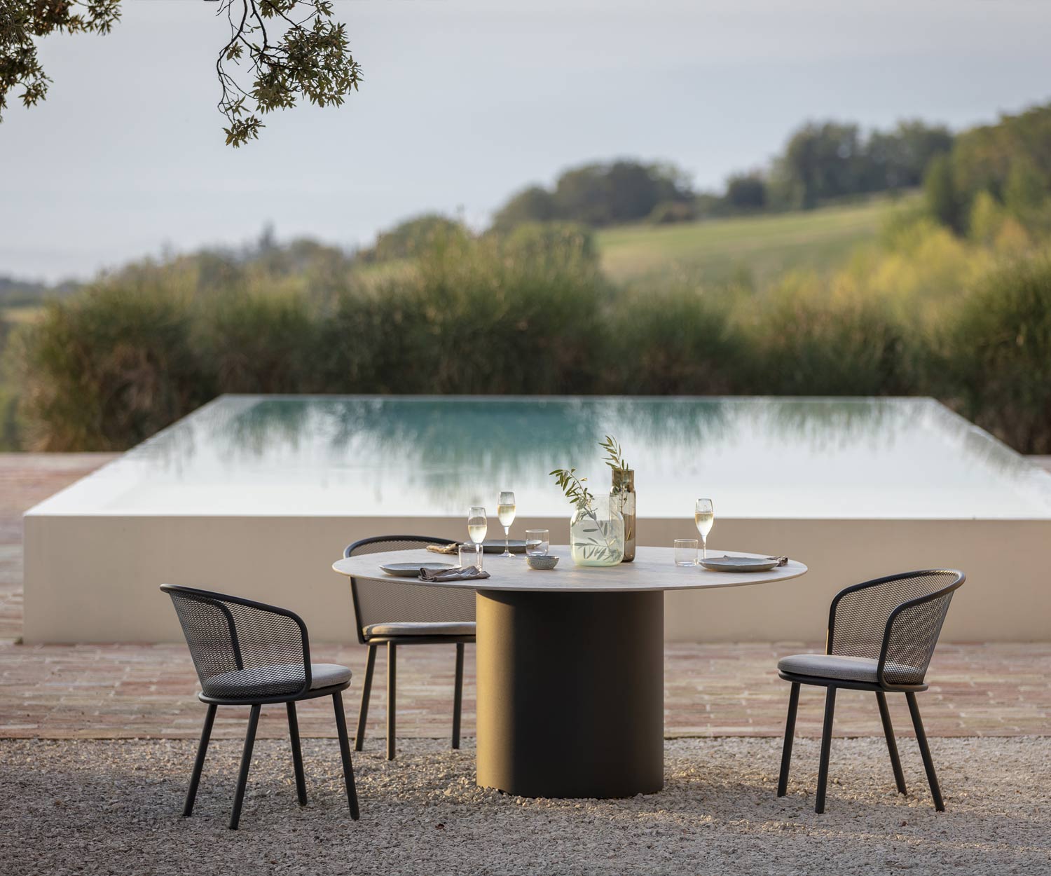 Exklusiver Todus Branta Design Esstisch rund am Swimmingpool auf Terrasse Exklusiver Todus Branta Design Esstisch rund am Swimmingpool auf Terrasse