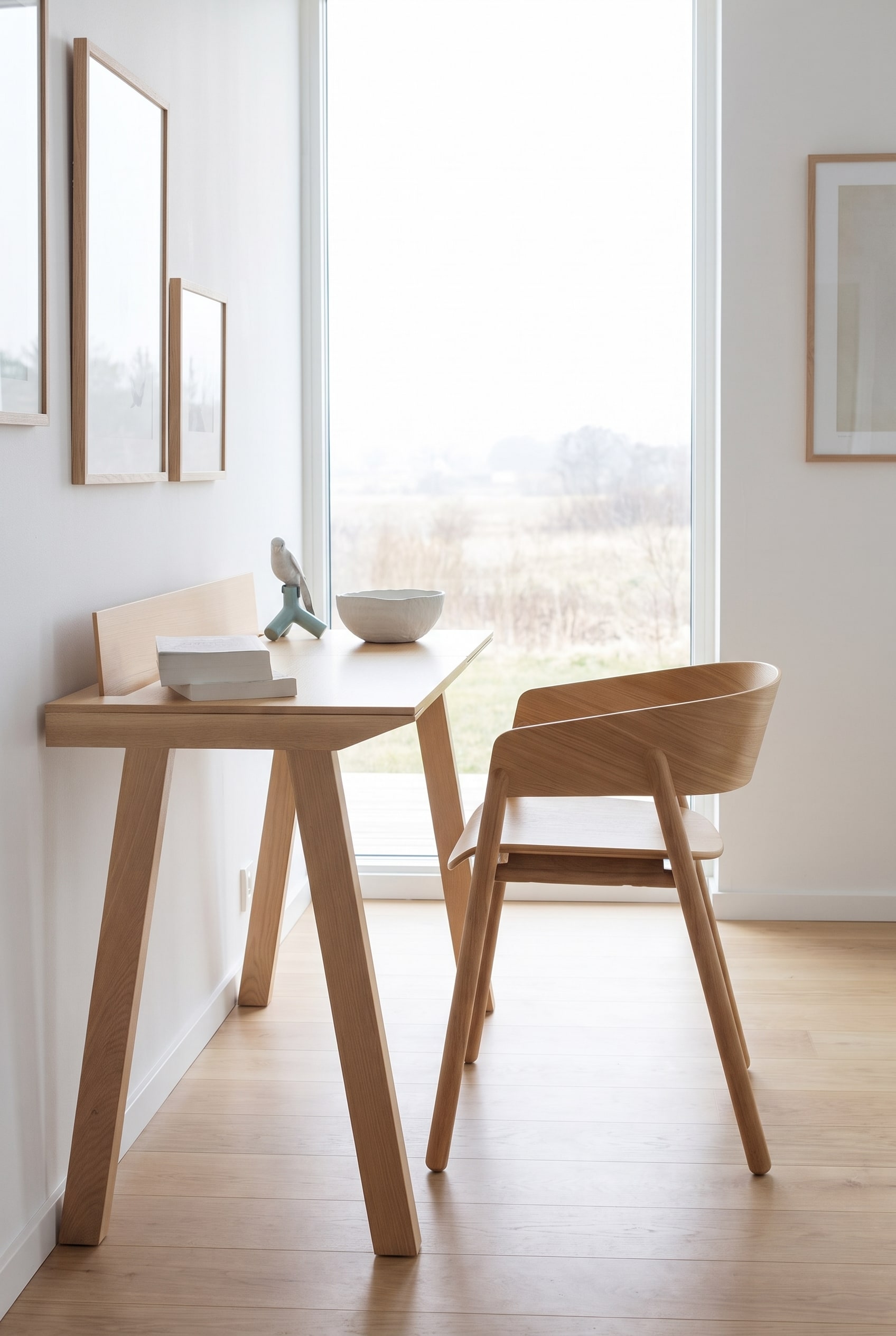Minimalistische eethoek met een eettafel en een massiefhouten stoel van licht eikenhout