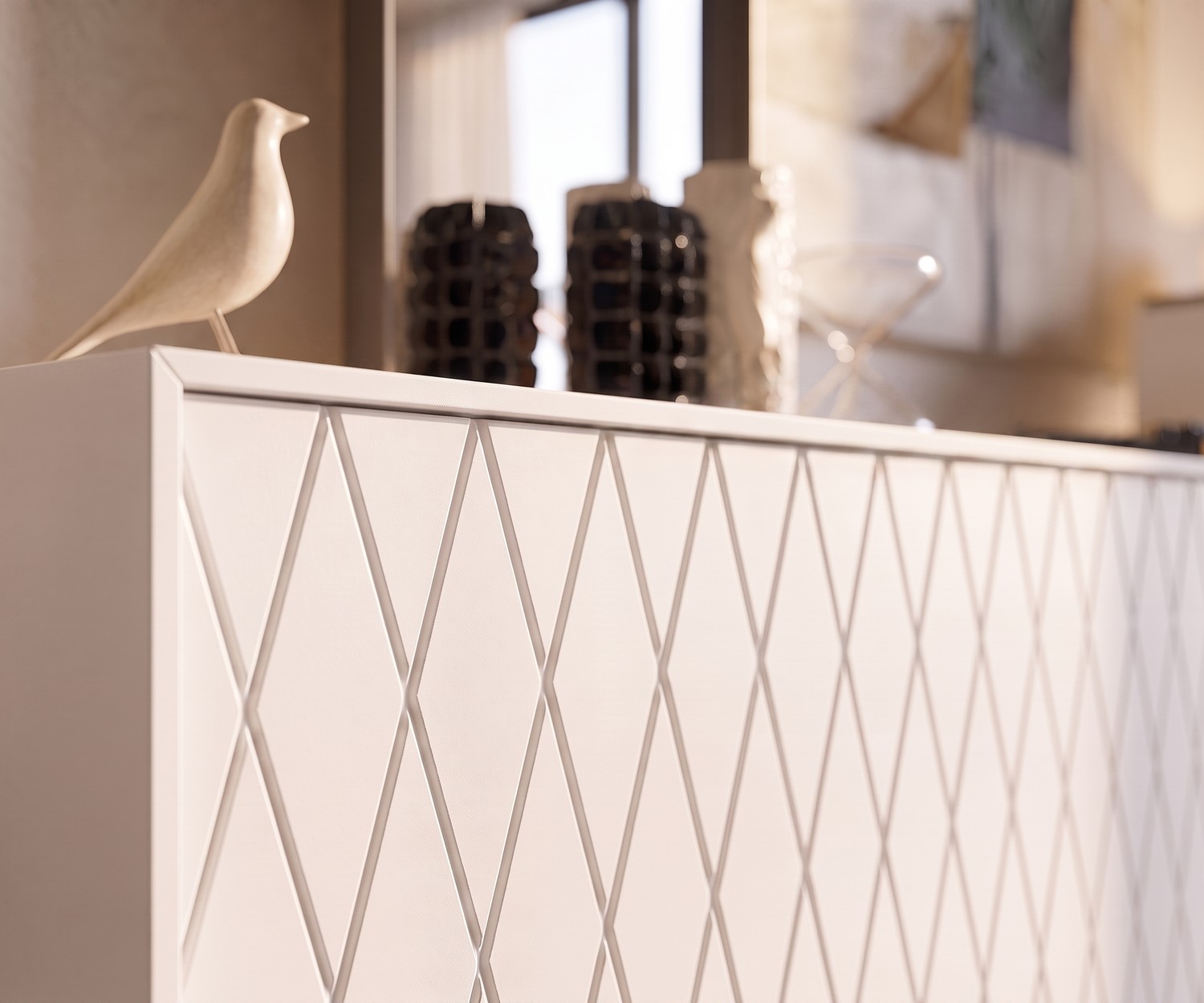 al2 e-klipse 003 Sideboard in Weiß fürs Wohnzimmer, Detail der Front mit edlem Rautenmuster und kleiner Vogelfigur.