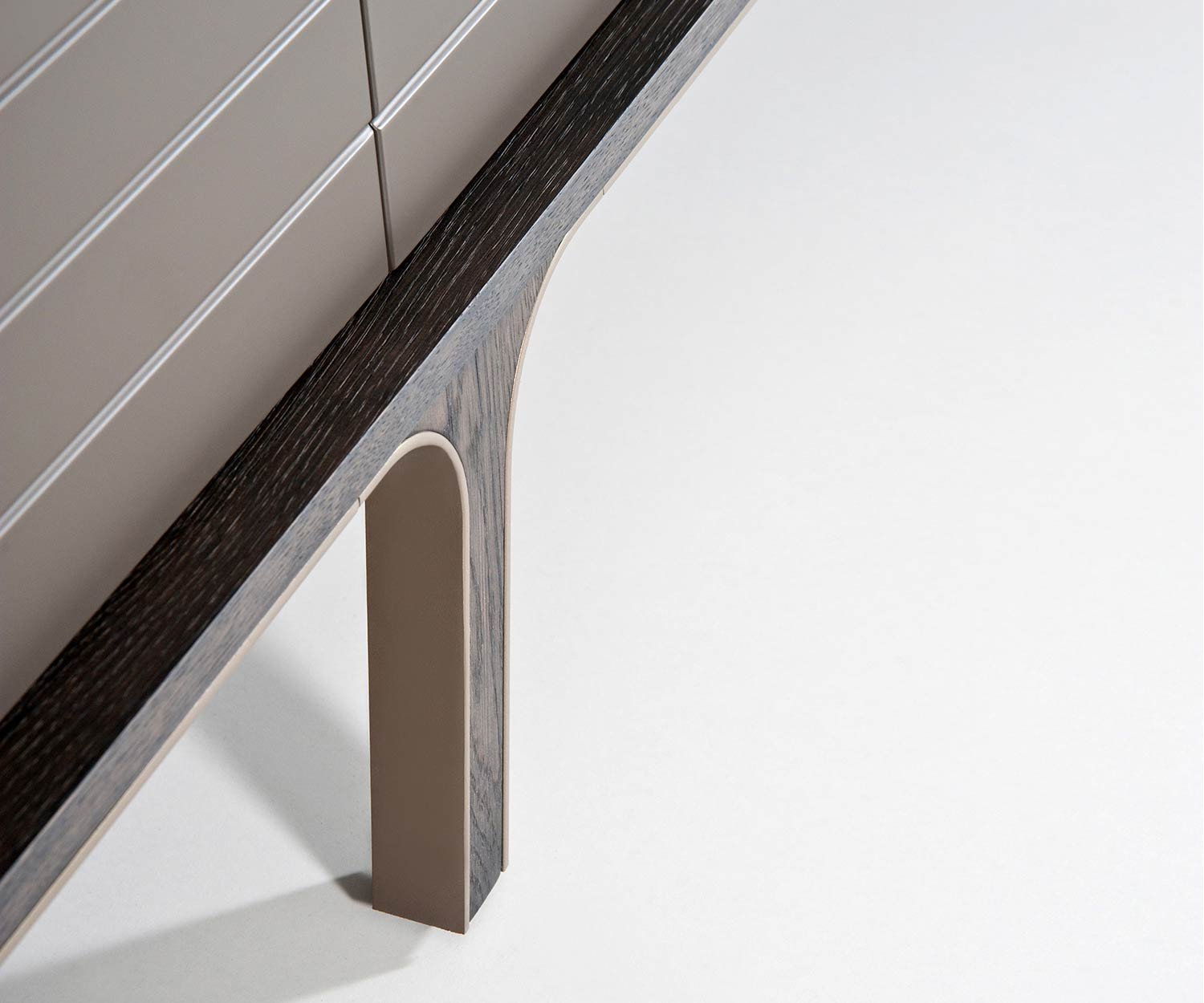 Modernes al2 Designer Mobius 002 Sideboard Detail Füße massives Eukalyptusholz