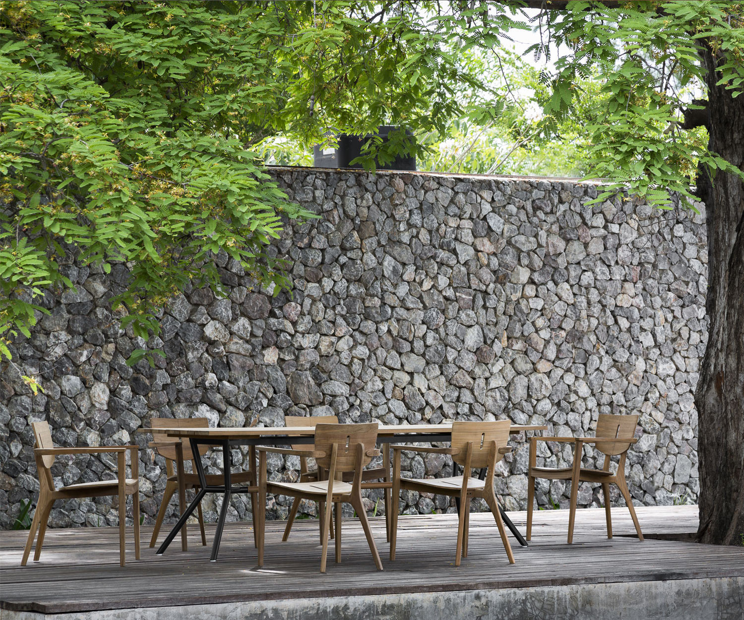 Exklusiver Oasiq Reef Design Gartentisch mit Stühlen Gestell in Anthrazit