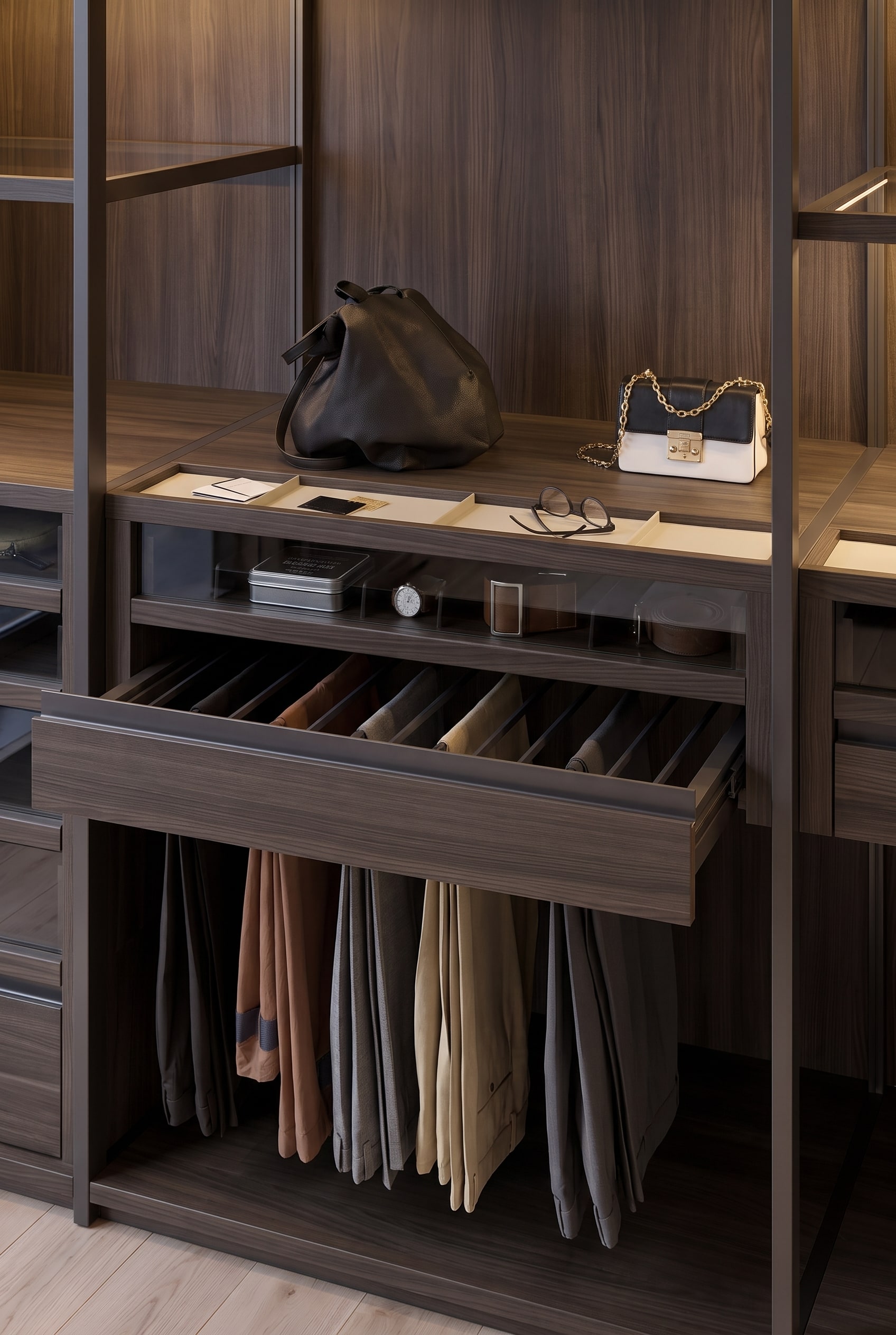 Dettaglio di un cassetto aperto in decoro legno con estraibile per pantaloni integrato e ripiano piatto per accessori sopra.