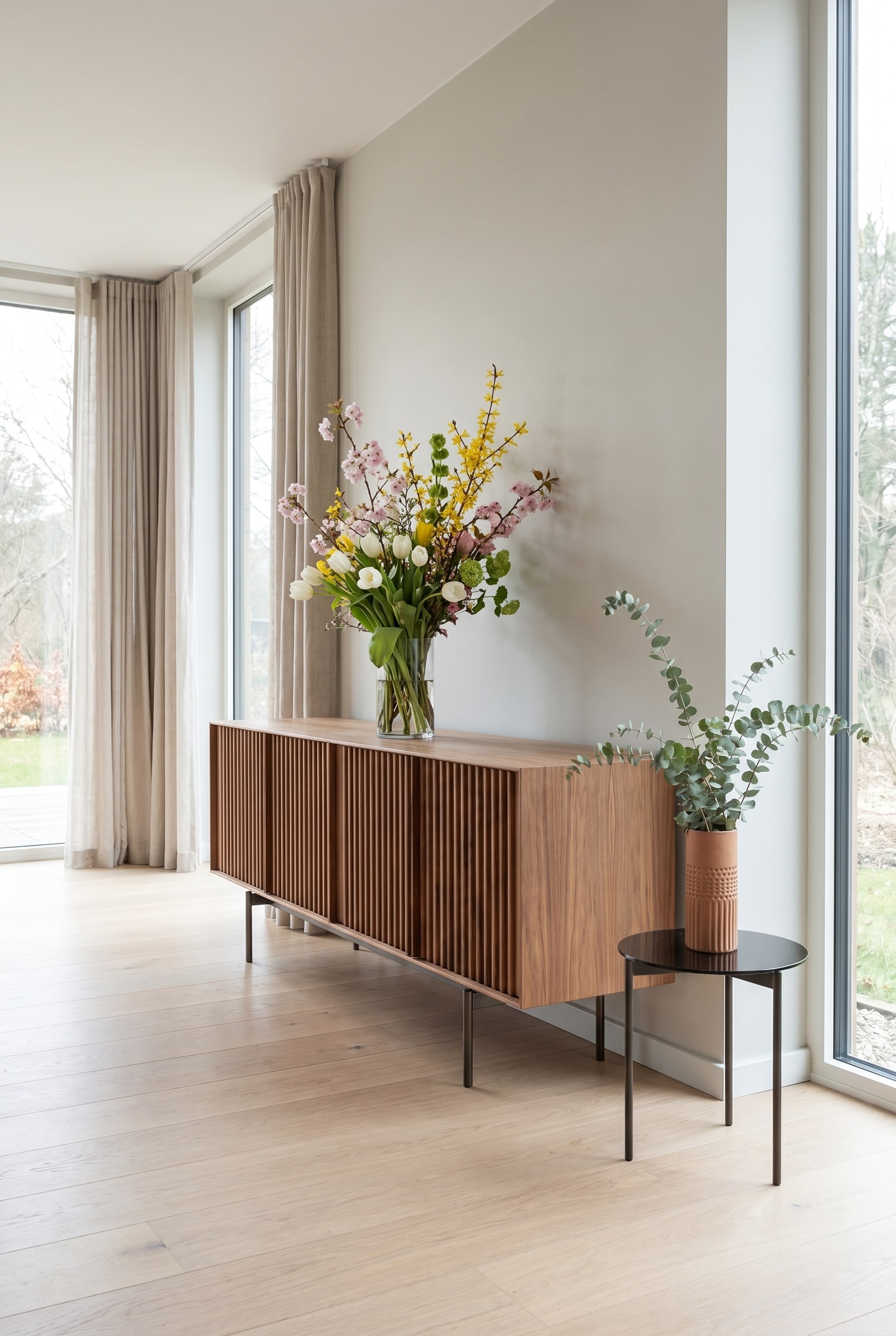 Minimalistisches Wohnzimmer mit hellem Holzsideboard nach der 60-30-10 Farbregel dekoriert