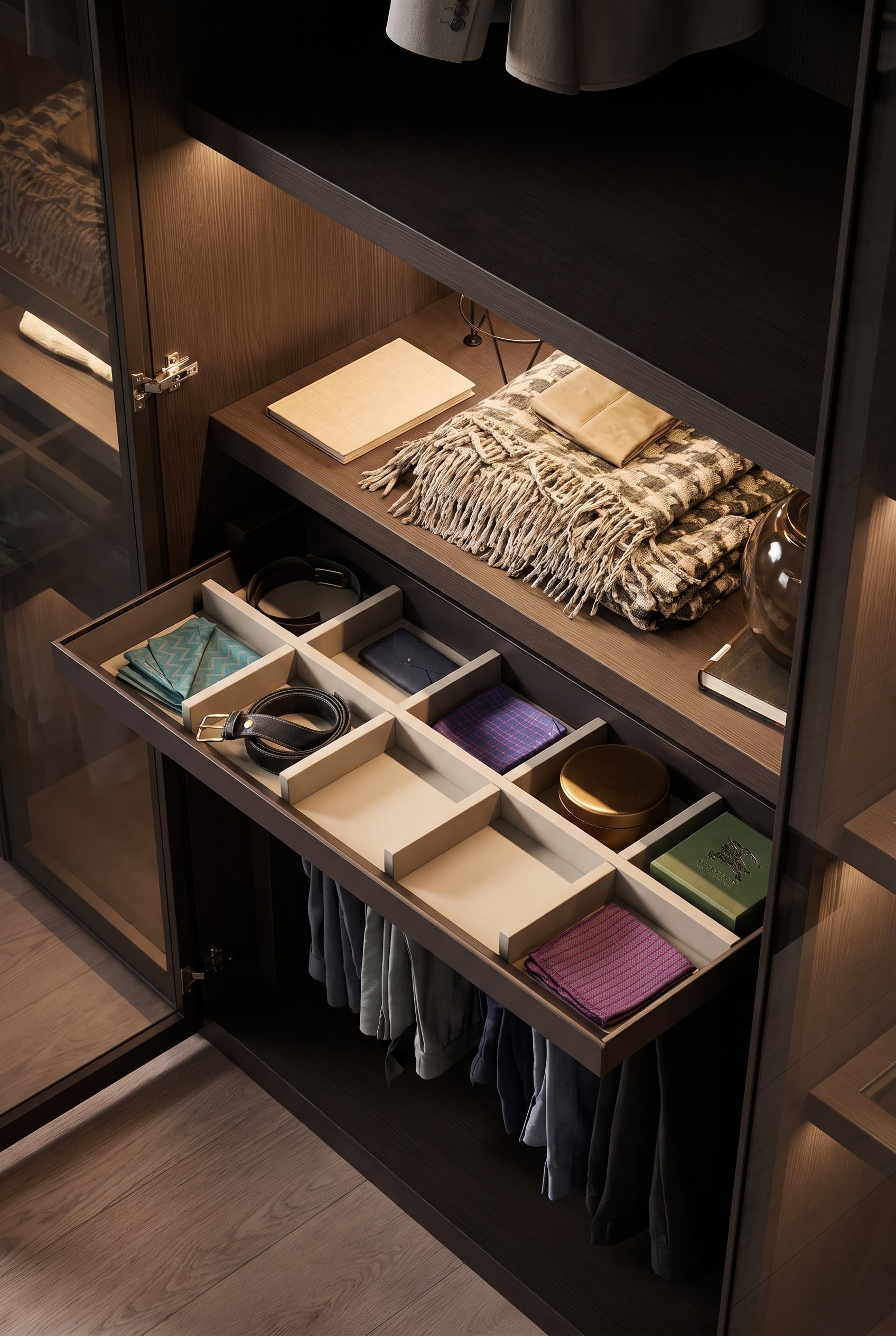 Dettaglio di un vano cravatte estraibile in legno con delicata illuminazione a zone e accessori assortiti