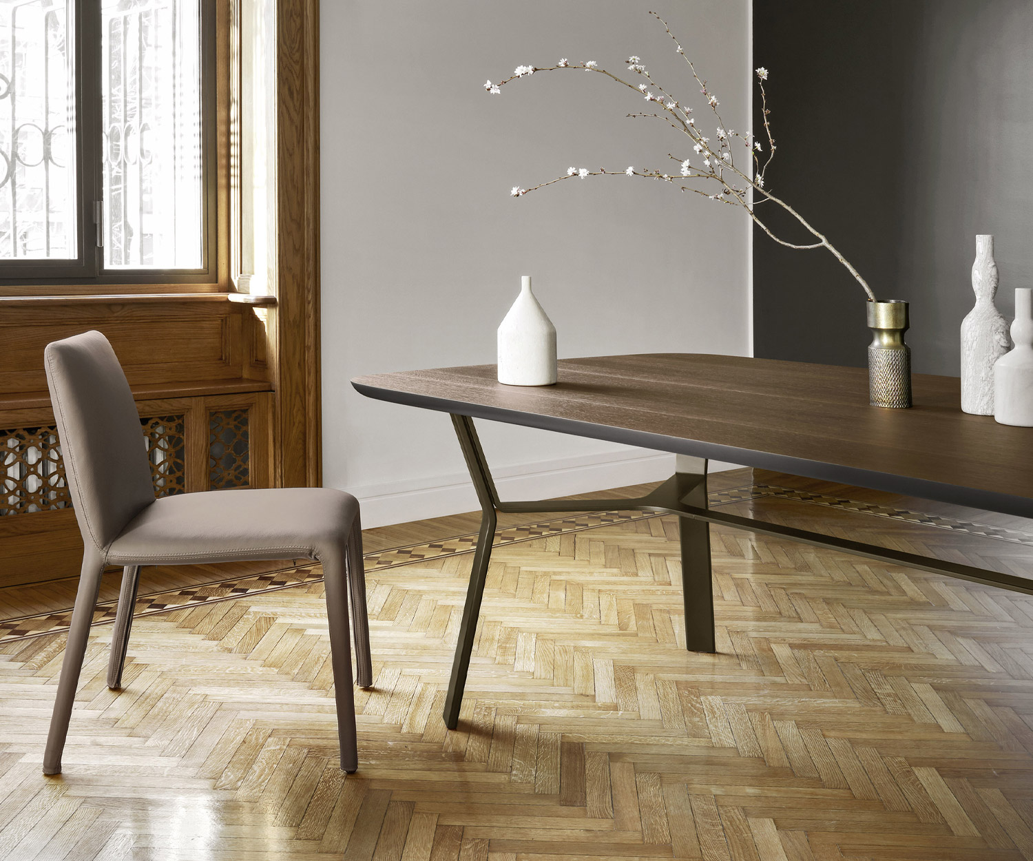 Mit brauner Eiche veredelter Livitalia Design Esstisch Iron mit Esszimmerstühlen