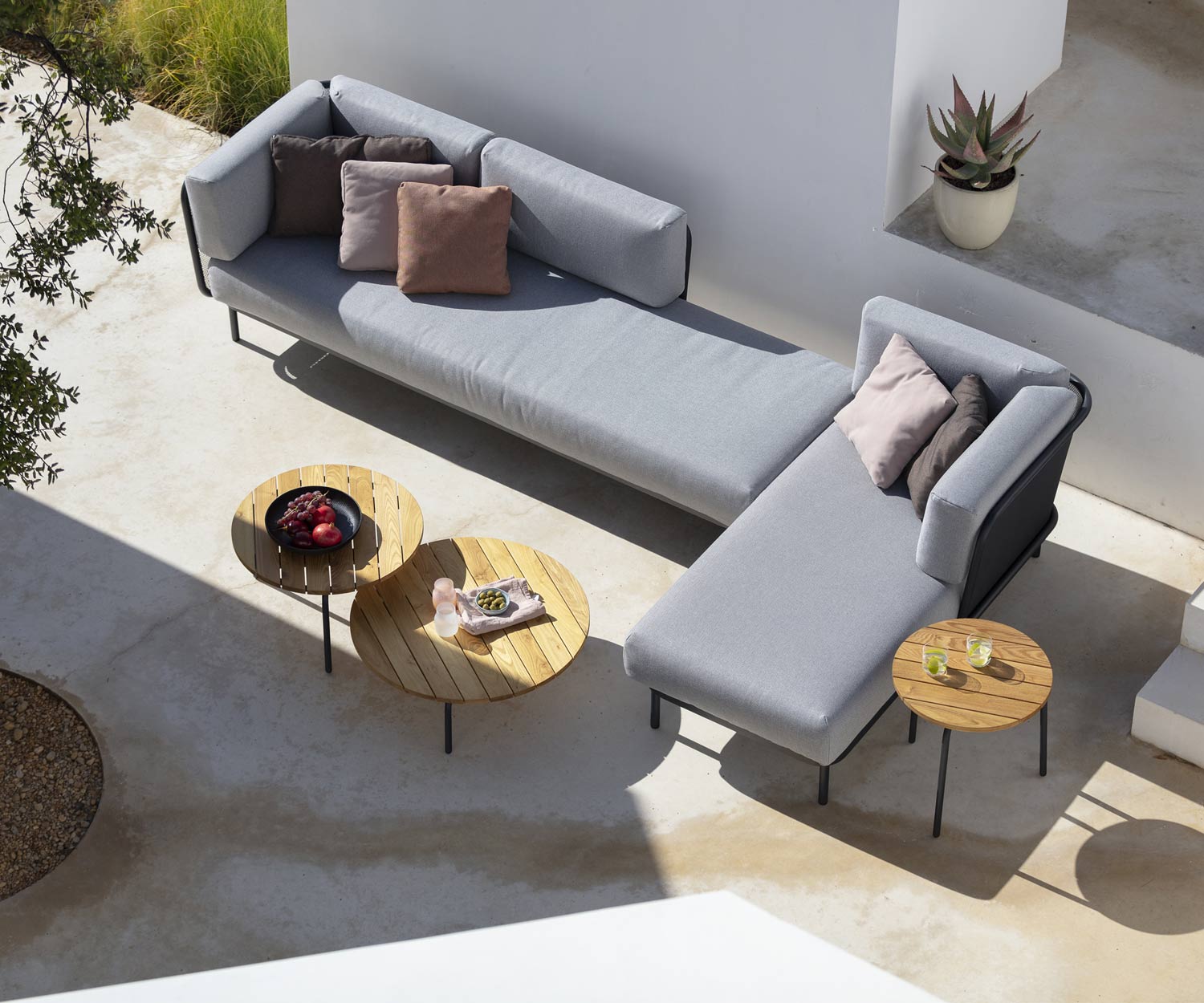 Hochwertiger Starling Design Beistelltisch auf der Terrasse mit Gartensofa Baza