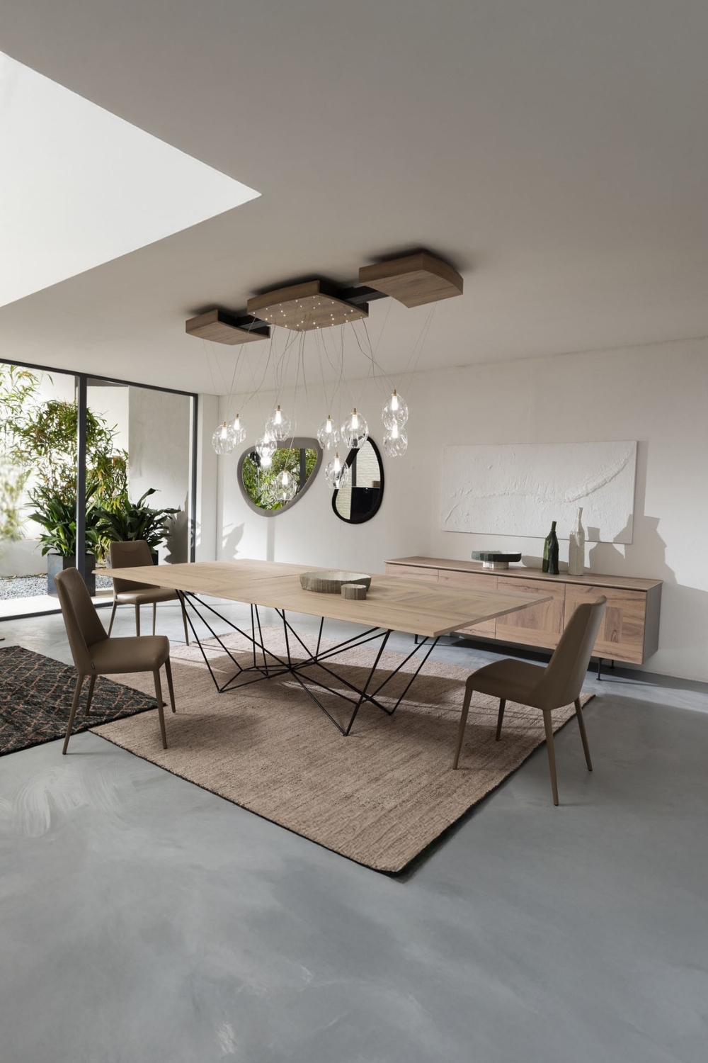 esstisch-mit-furnierter-tischplatte-und-kreativem-gestell-in-kombination-mit-schlicht-eleganten-esszimmerstuehlen
