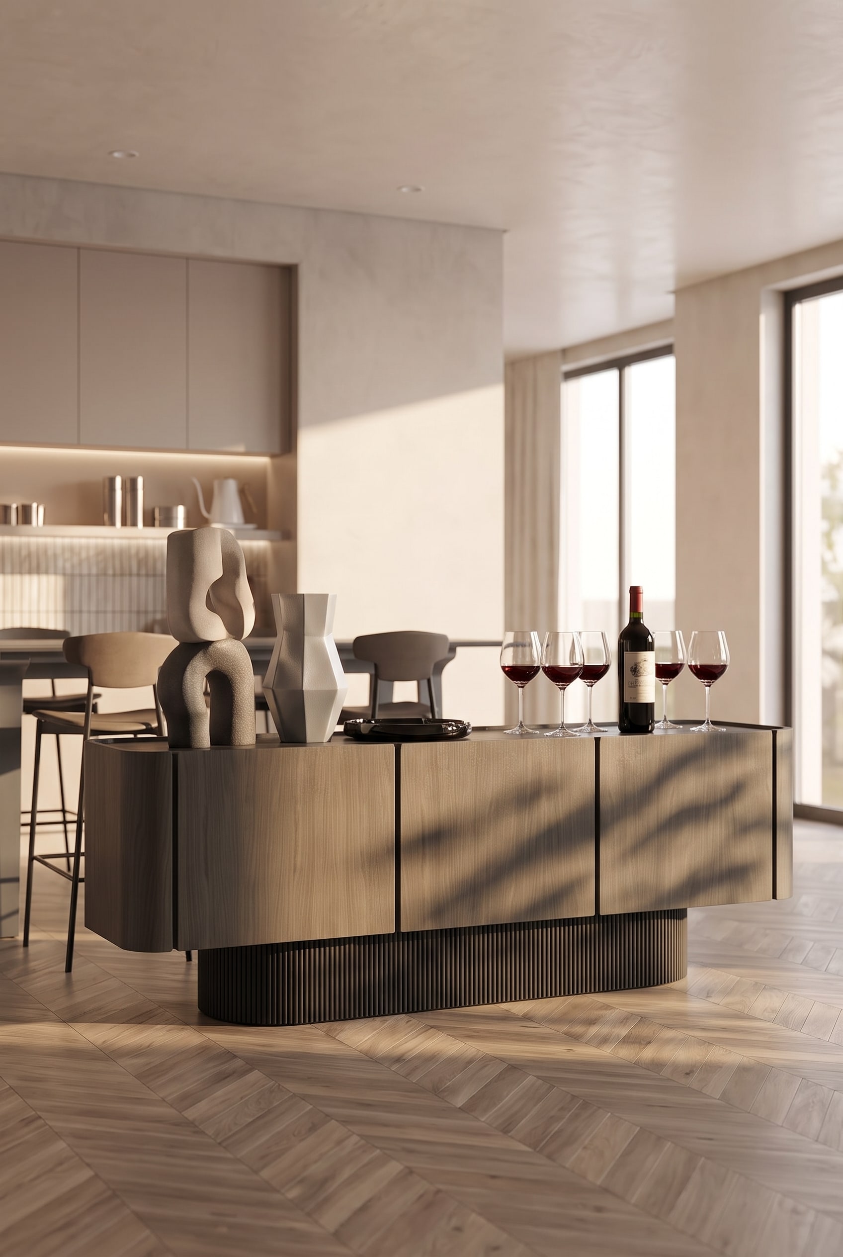 Eetkamer met een luxueus dressoir met geribbelde houten fronten, daarop een sculpturale lamp, zacht schaduwspel door grote ramen