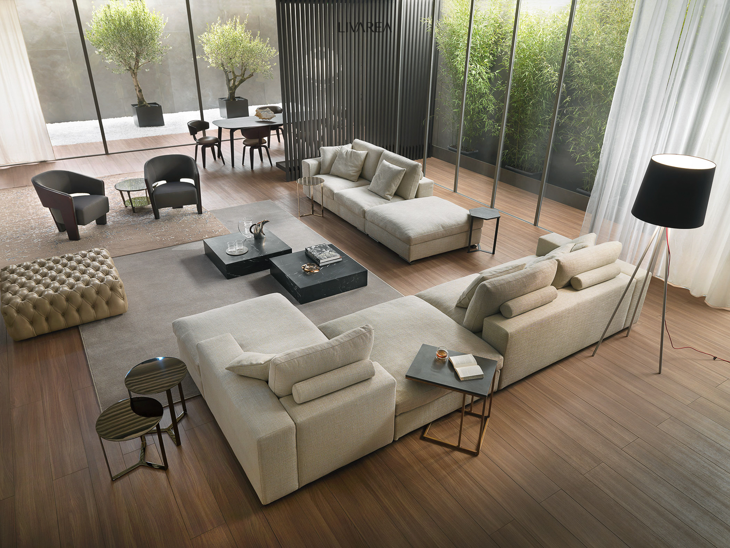 Grosszuegige Sofa Wohnlandschaft mit Chaiselongue Ecksofa Hocker Couchtischen Beistelltischen