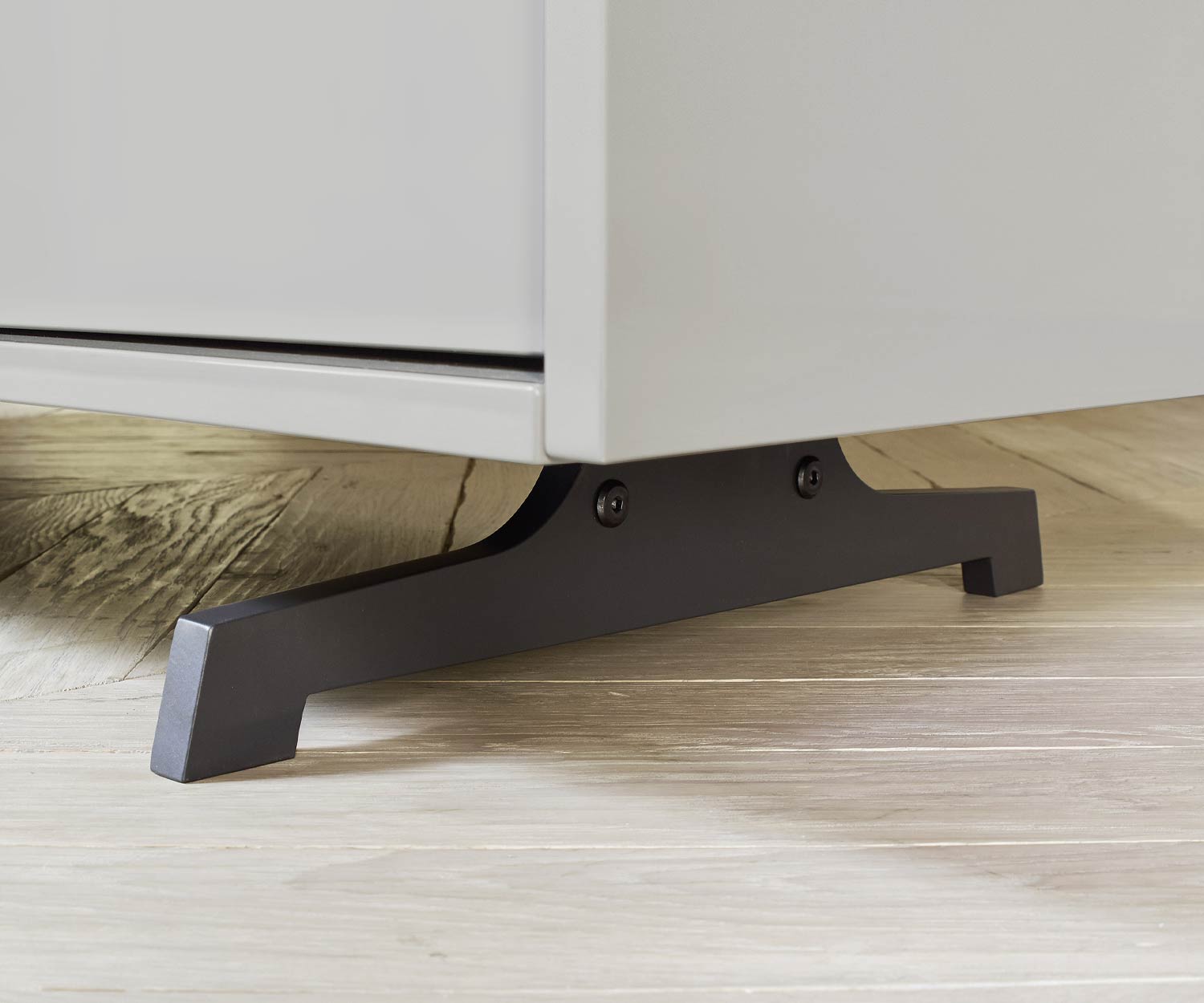 White designer sideboard Vela from Livitalia Detail burnished feet White designer sideboard Vela from Livitalia Detail burnished feet