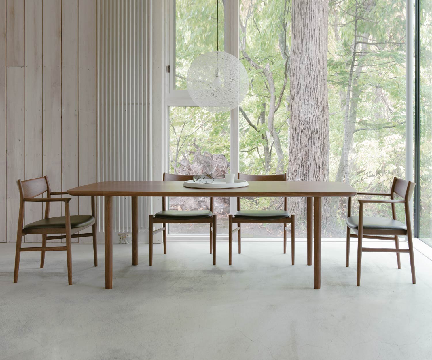 Exklusiver Conde House Kamuy Design Tisch mit Gestell aus Massivholz im Wohnzimmer