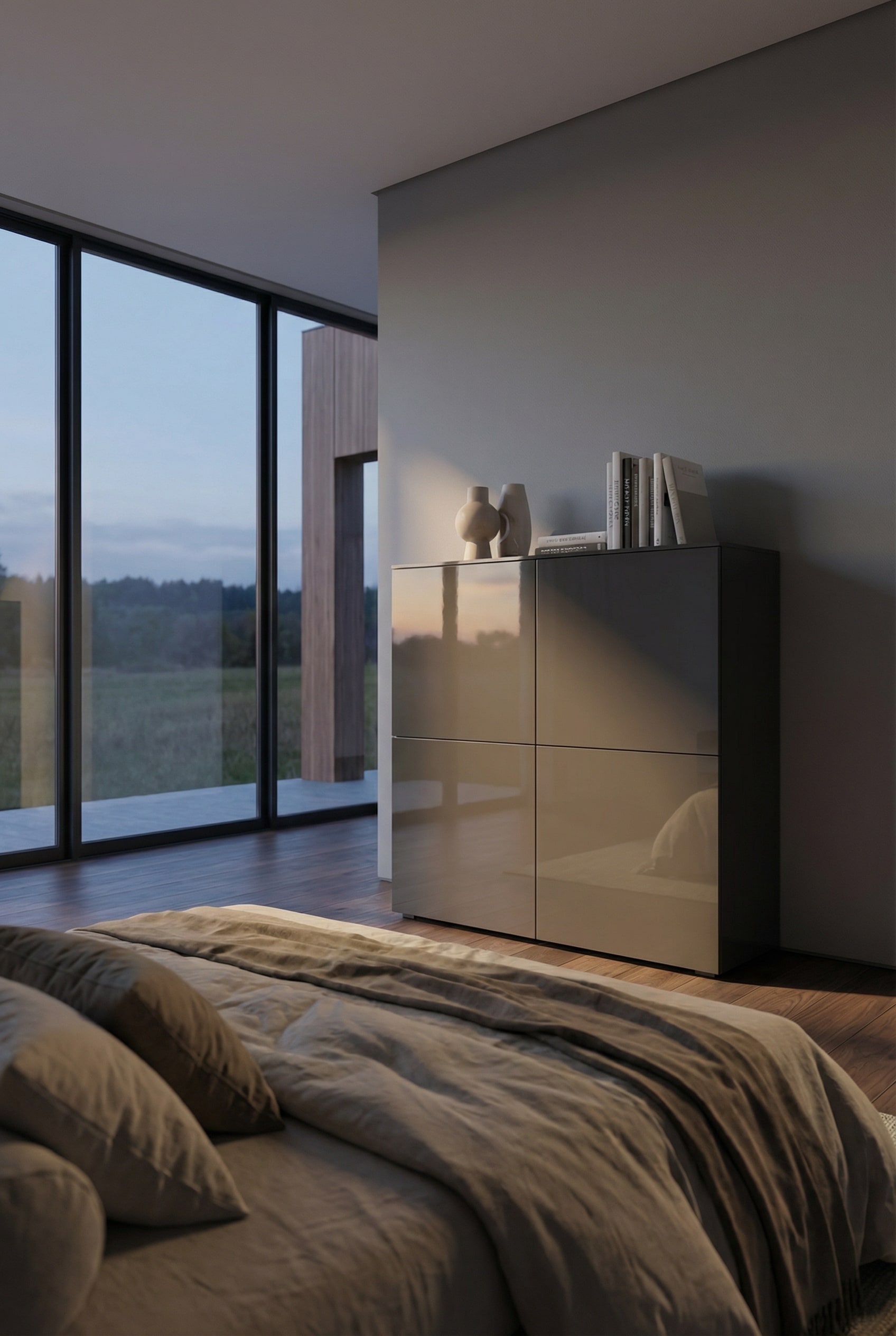 Livitalia Highboard Four als elegante opbergruimte voor technologie in de slaapkamer.