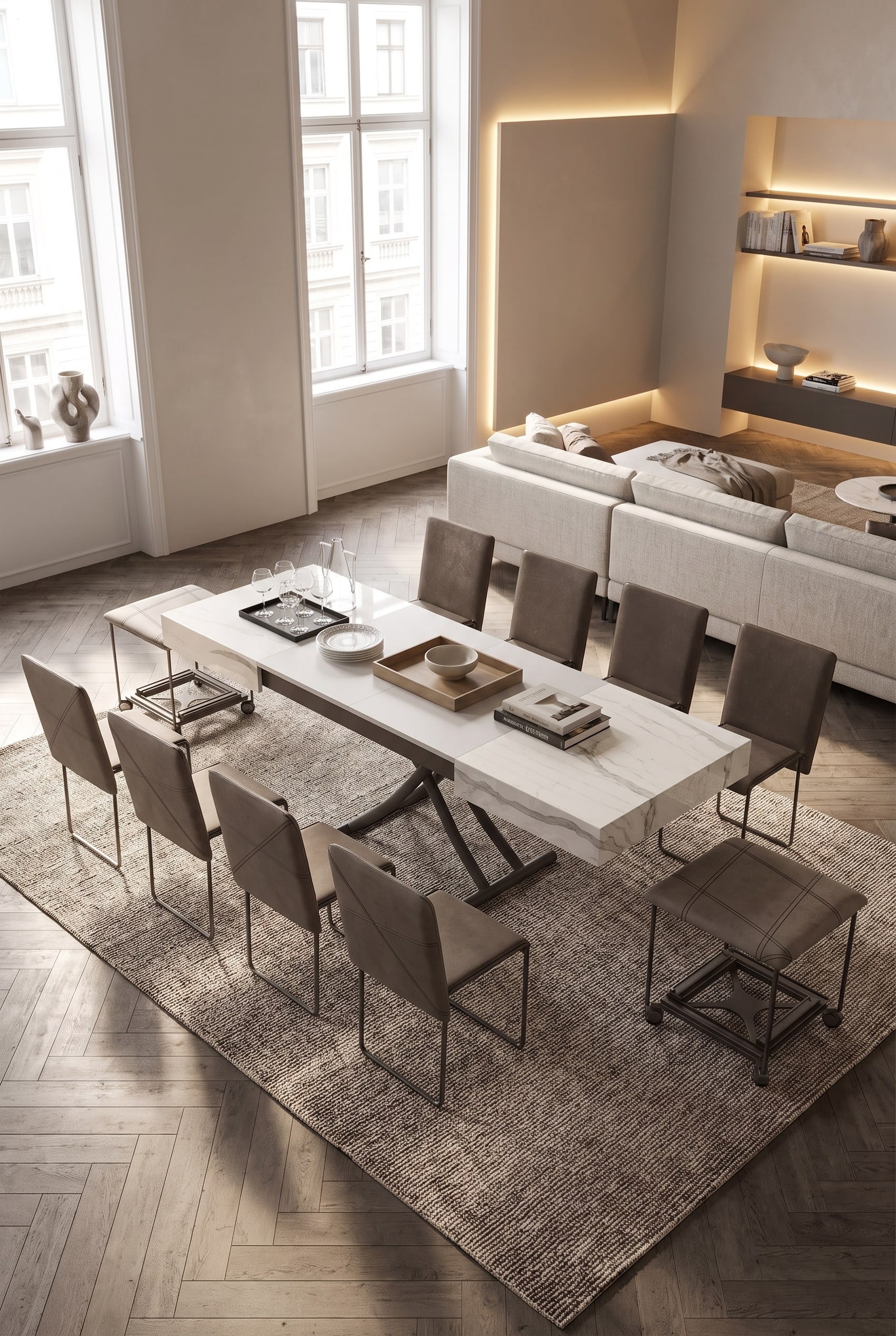 Elegante woonkamer met in hoogte verstelbare houten salontafel, plat houten dienblad, moderne stoffen bank en getextureerd tapijt