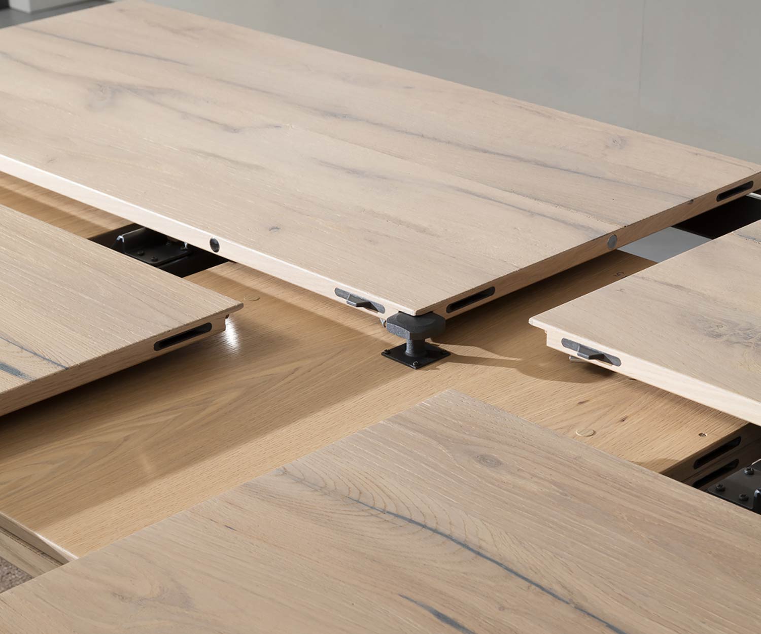 Design Esstisch Detail mit ausgezogener Tischplatte Ausziehmechanismus