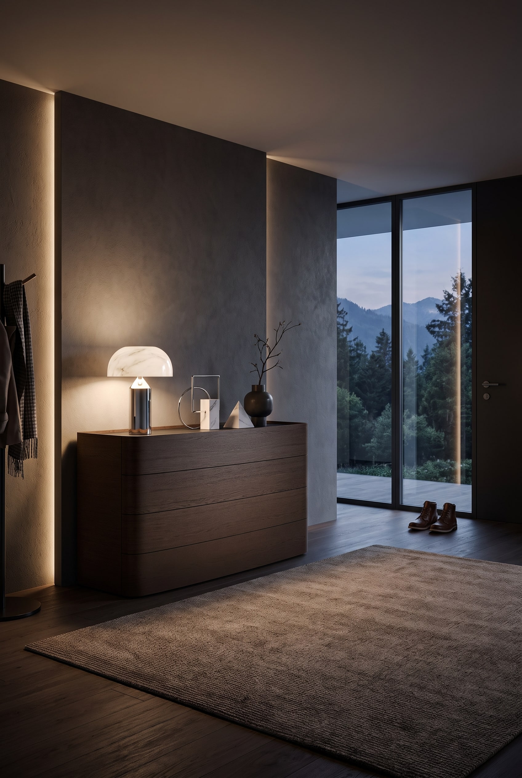 Dunkler Eingangsbereich mit hinterleuchteter Wand, Holzkommode und bodentiefen Fenstern mit Blick in die Natur.