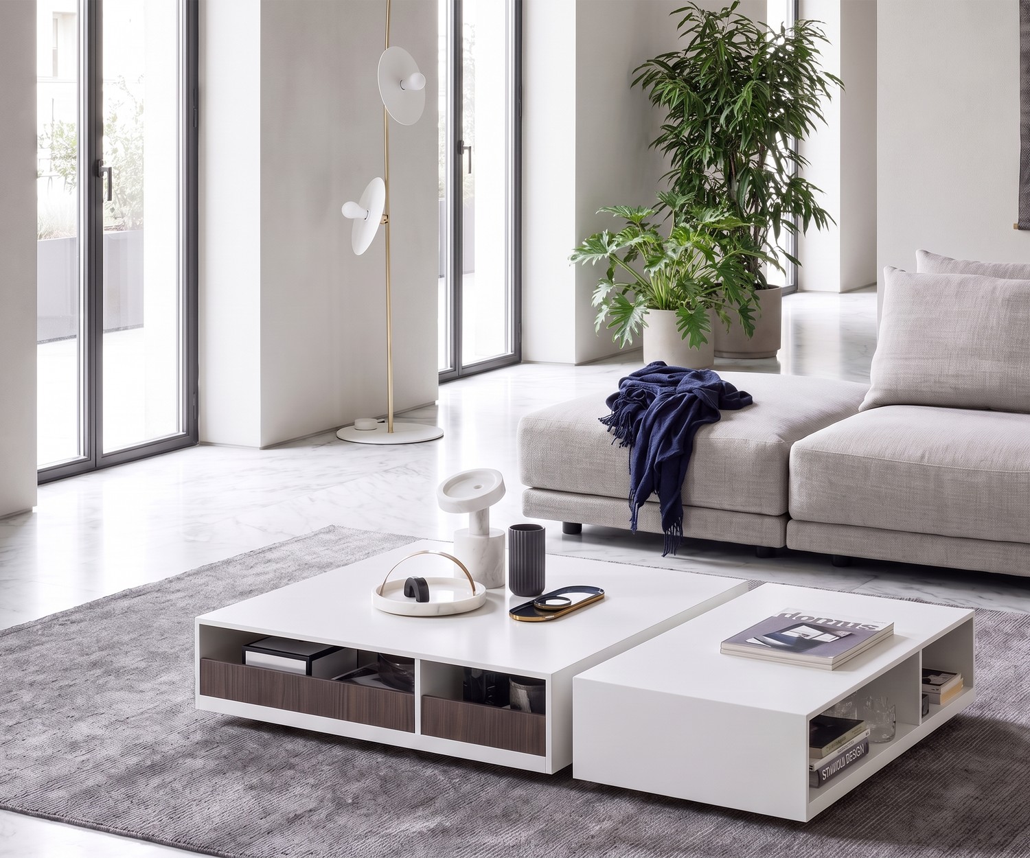 Novamobili Couchtisch Seven in Weiß Novamobili Couchtisch Seven mit Ablagefächern im hellen Wohnzimmer vor einem beigen Sofa auf grauem Teppich.