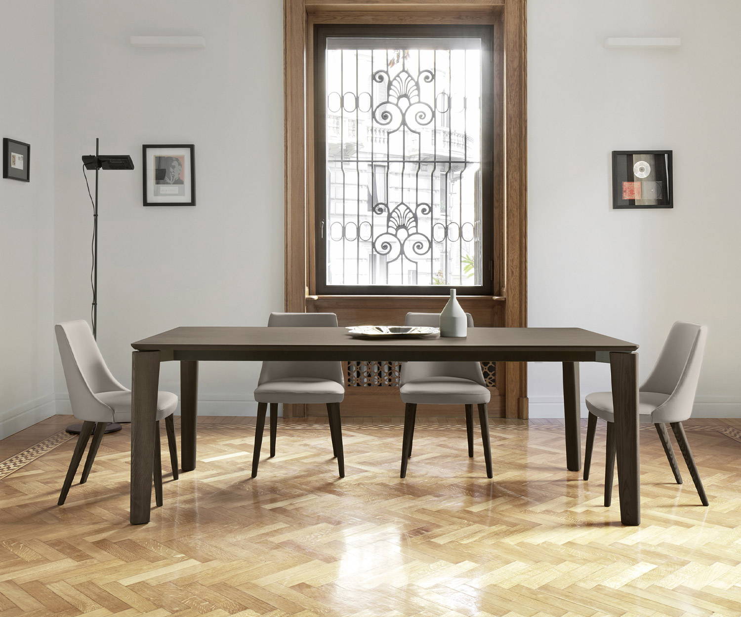 Moderner Livitalia Esszimmerstuhl Eva mit hellgrauem Bezug im Esszimmer an einem großen Tisch