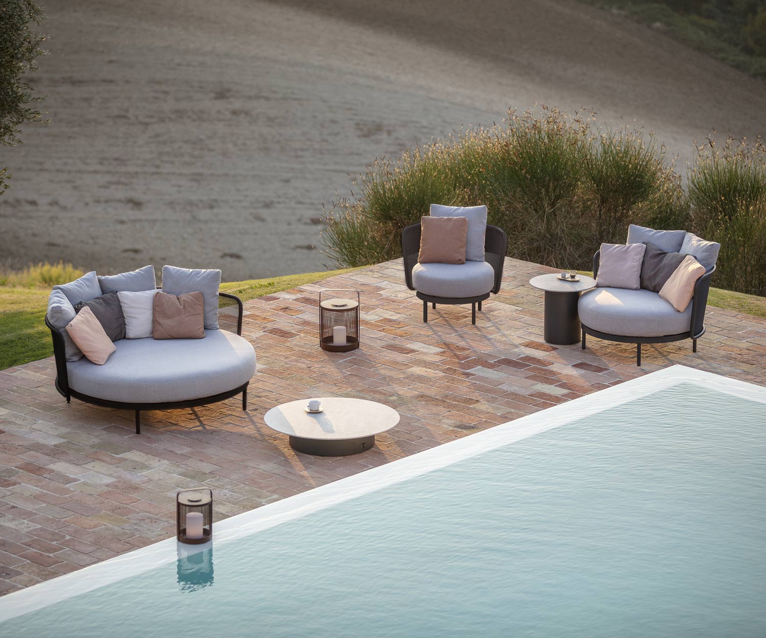 Exklusive Todus Baza Design Lounge und Daybed auf Terrasse am Pool