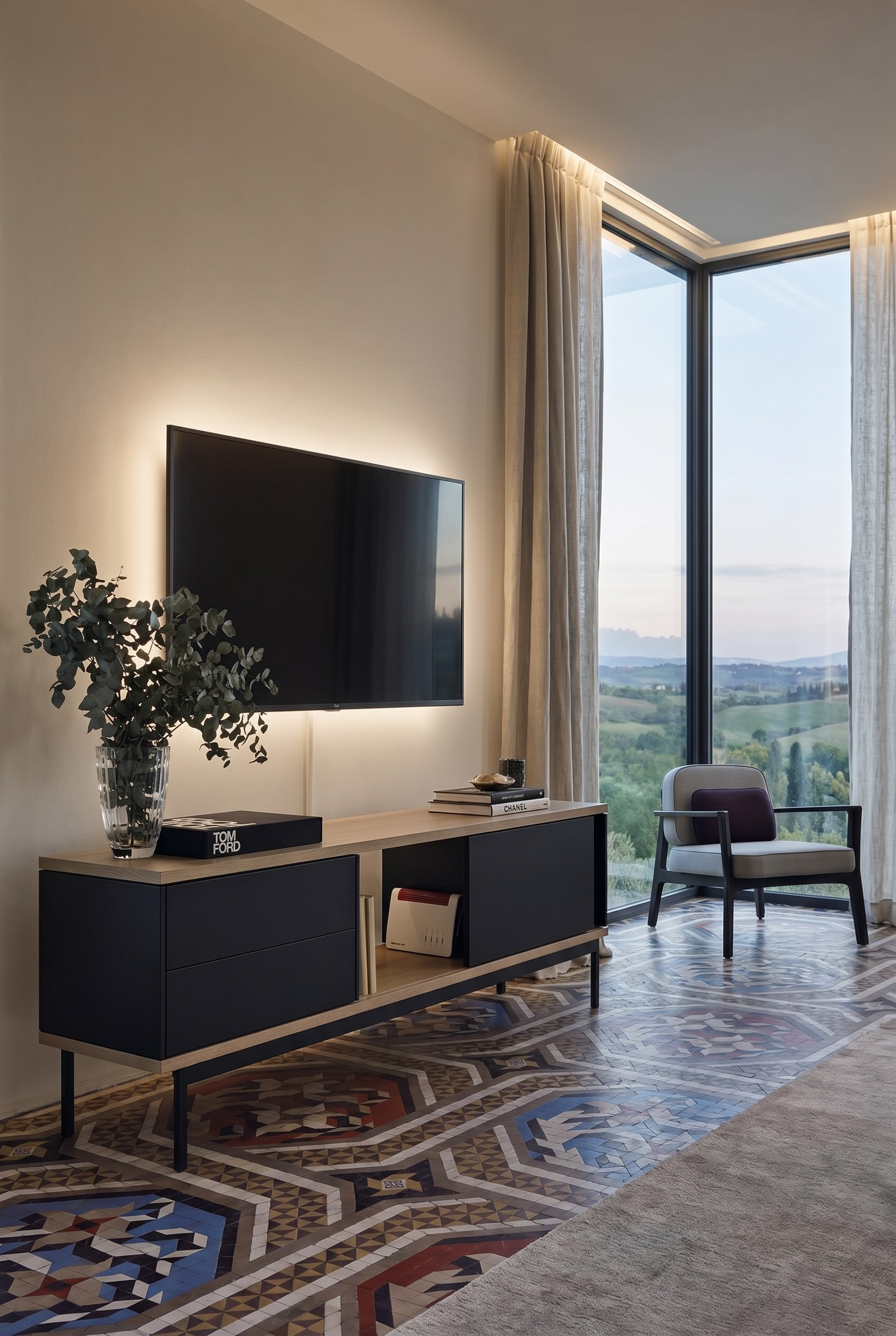 Elegante woonkamer met Punt Slats dressoir van licht hout met opvallende lamellenfronten en een fauteuil