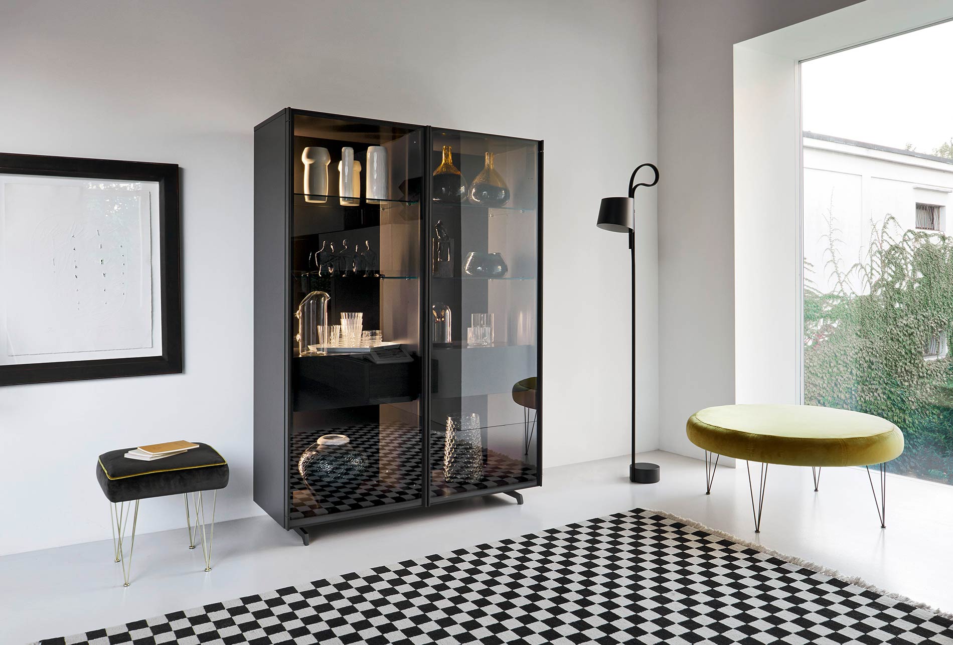 moderne glasvitrine mit getoenten scheiben