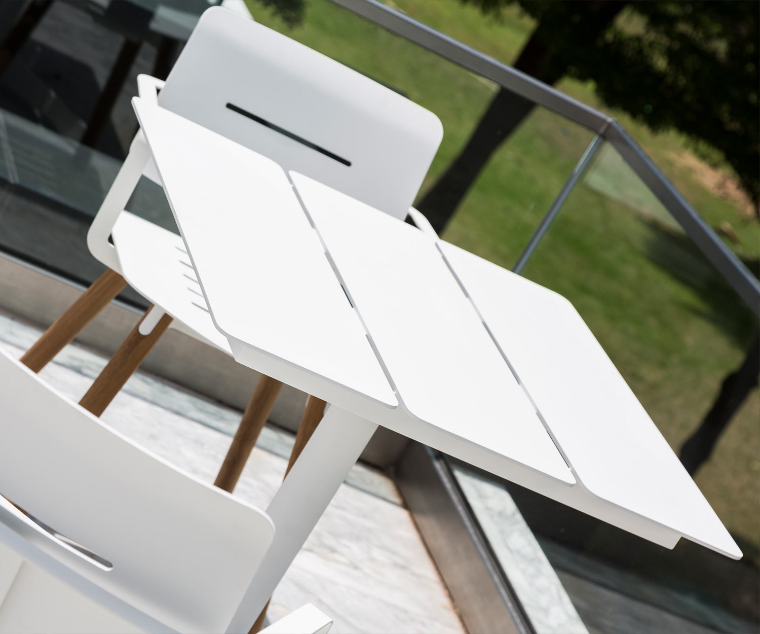 Ceru Dining Table from Oasiq in white for frame and table top Ceru Dining Table from Oasiq in white for frame and table top