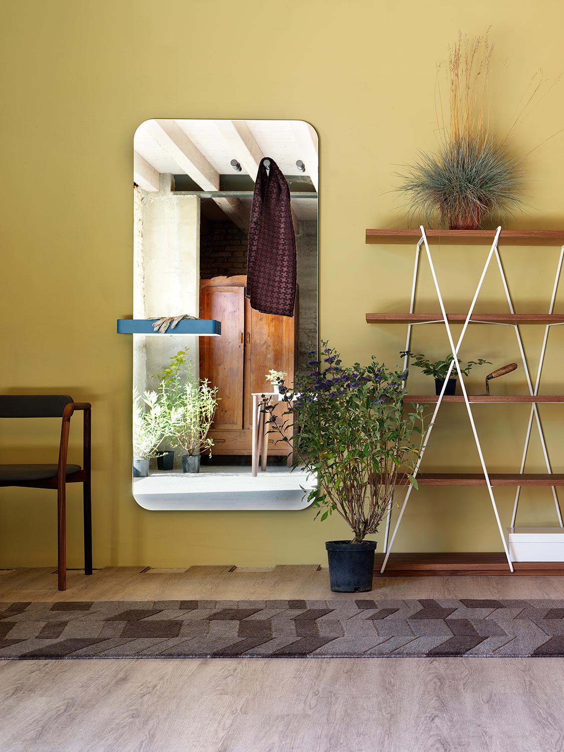 Design Spiegel mit Garderobe und Ablage