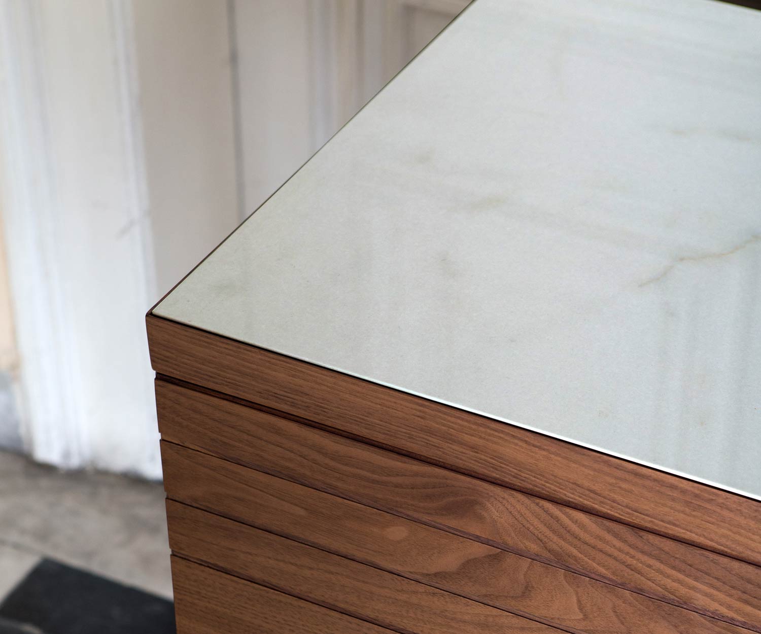 Wohnzimmer Design al2 Sideboard o rizon Detail mit Abdeckplatte aus Calacatta Keramik Wohnzimmer Design al2 Sideboard o rizon Detail mit Abdeckplatte aus Calacatta Keramik