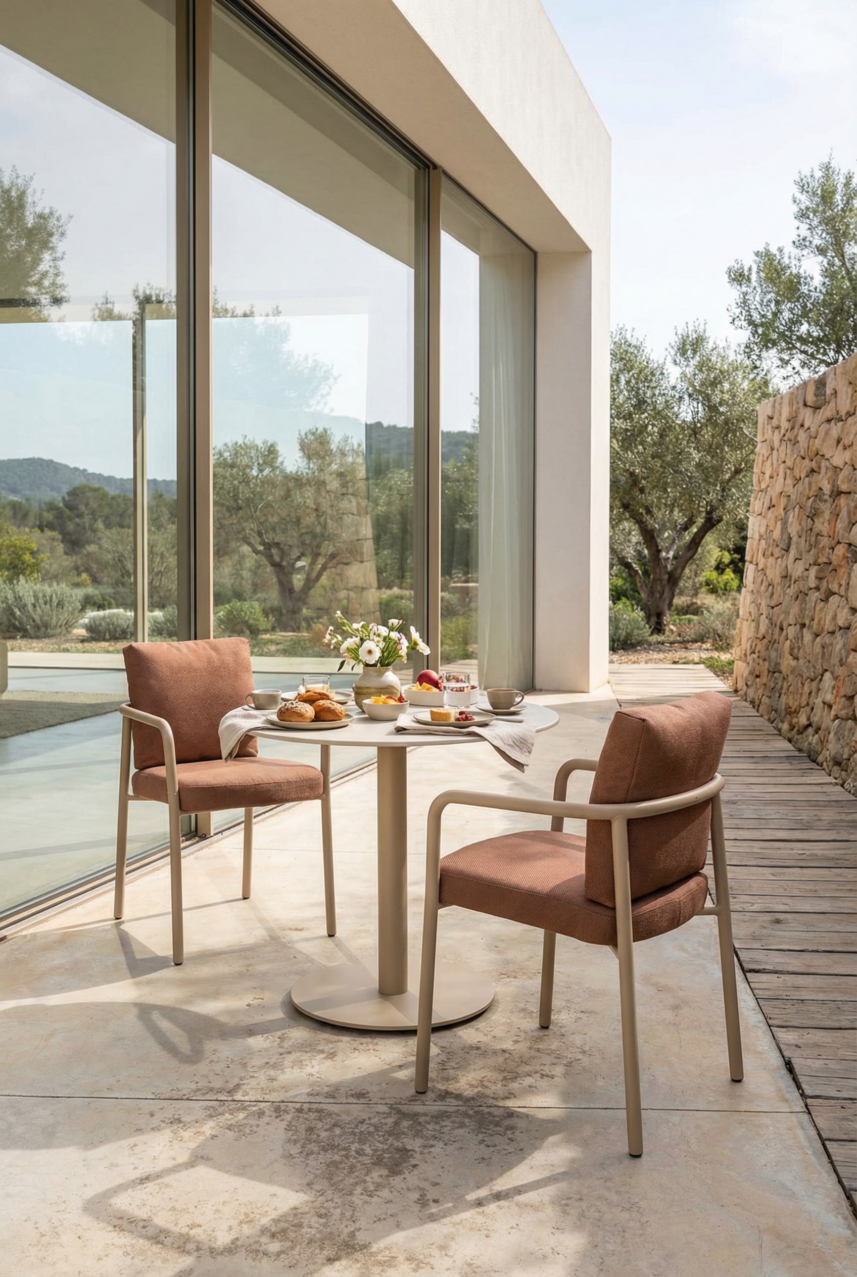 Ergonomische buiten tuinstoel met armleuningen op een zonnig terras Ergonomische buiten tuinstoel met armleuningen op een zonnig terras