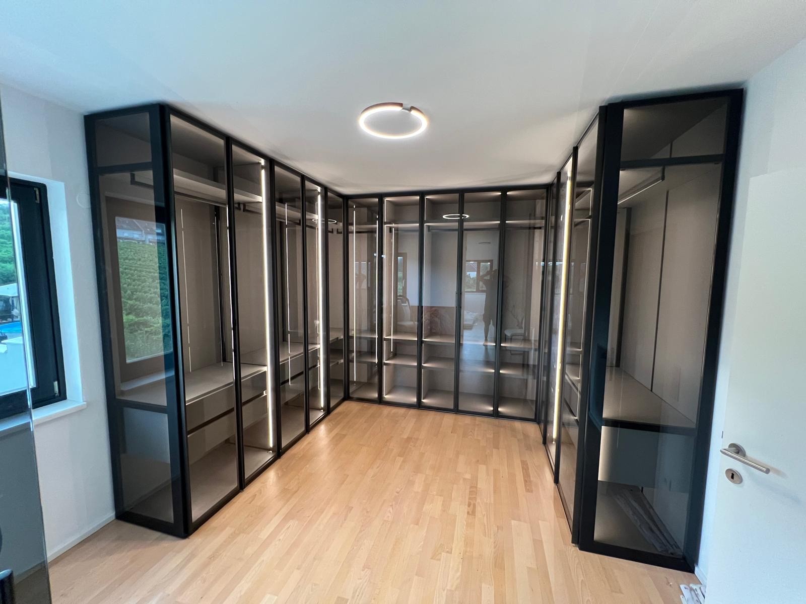 Perry-Ankleidezimmer-mit Beleuchtung-und-Eckmodul Perry-Ankleidezimmer-mit Beleuchtung-und-Eckmodul