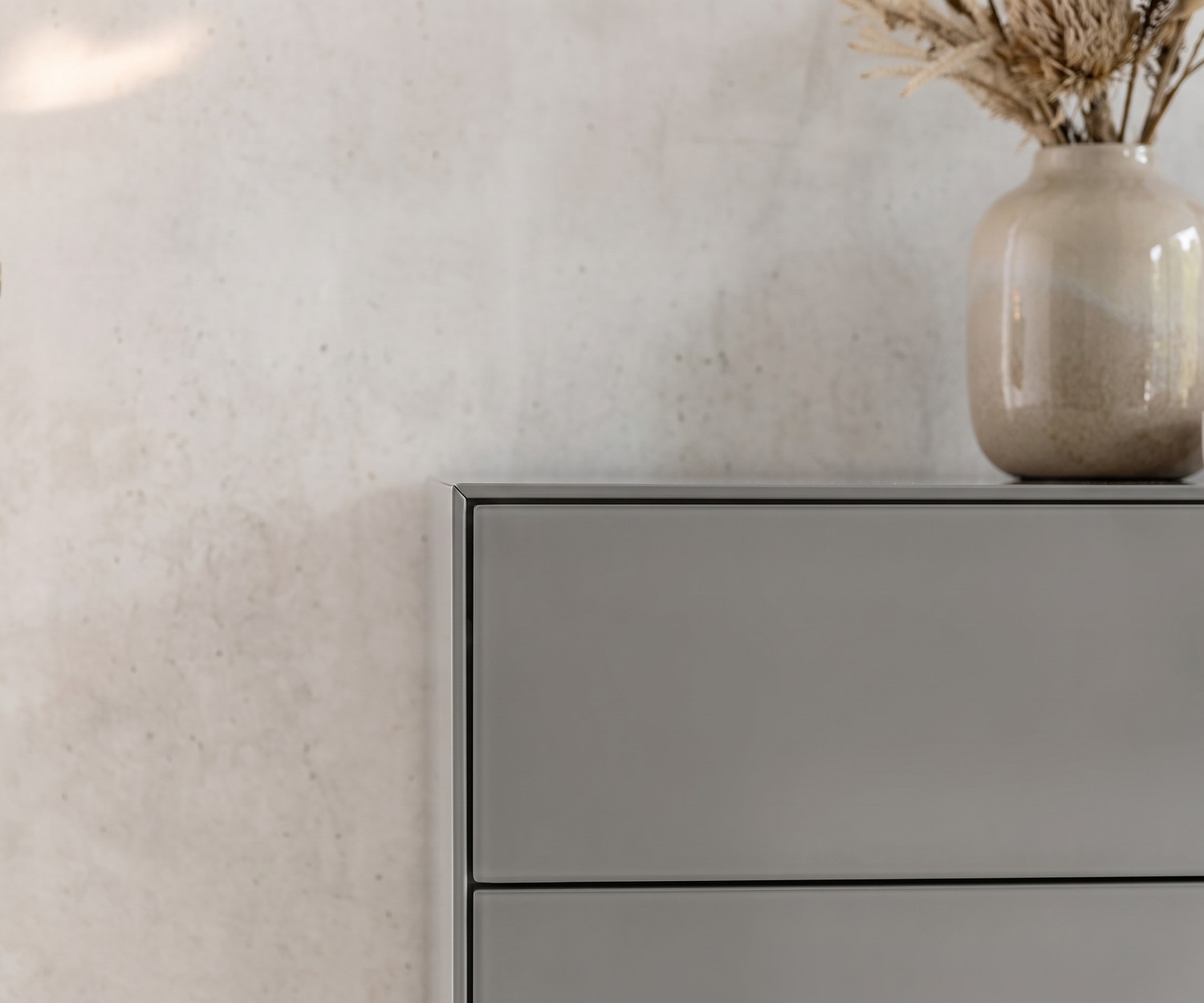 Design Hochkommode Livitalia Ecletto für das Schlafzimmer in Grau, minimalistischer Stil mit grifflosen Schubladen.