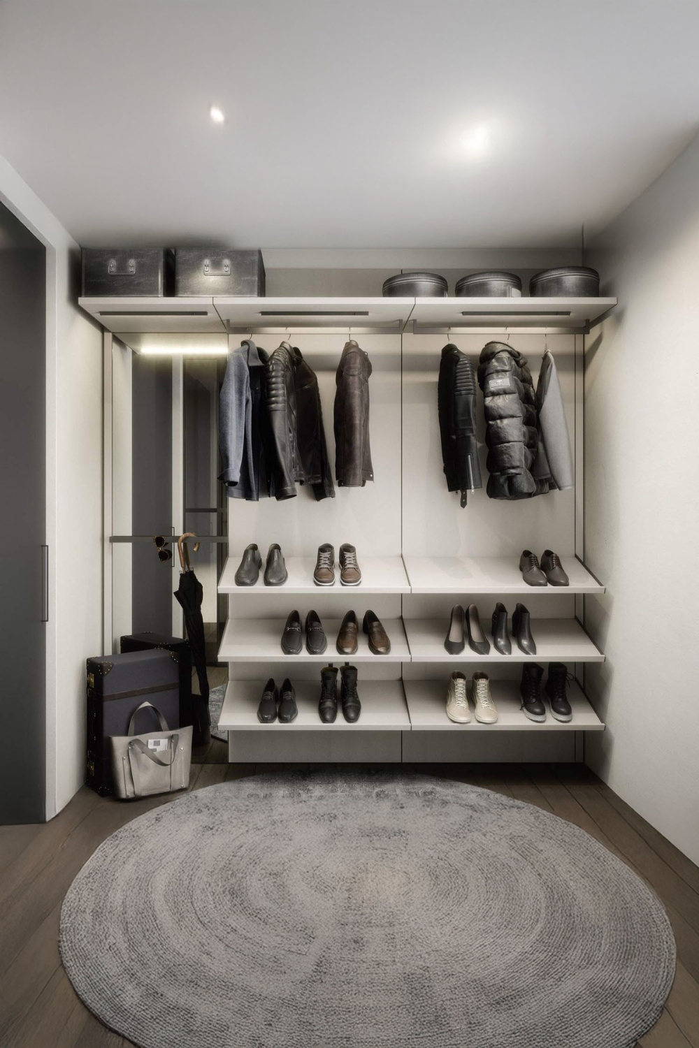heller begehbarer Kleiderschrank für kleinen Flur