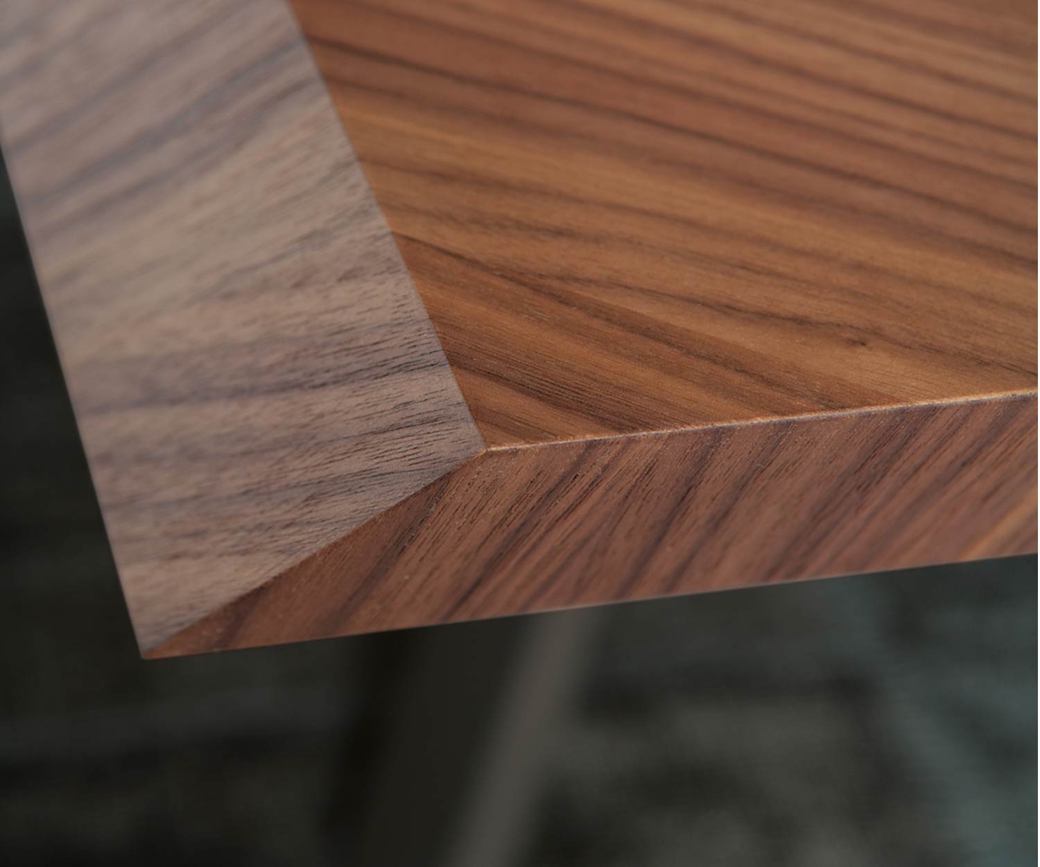 Exklusiver Design Esstisch Detail Tischplatte mit Walnuss Furnier Kante abgeschrägt