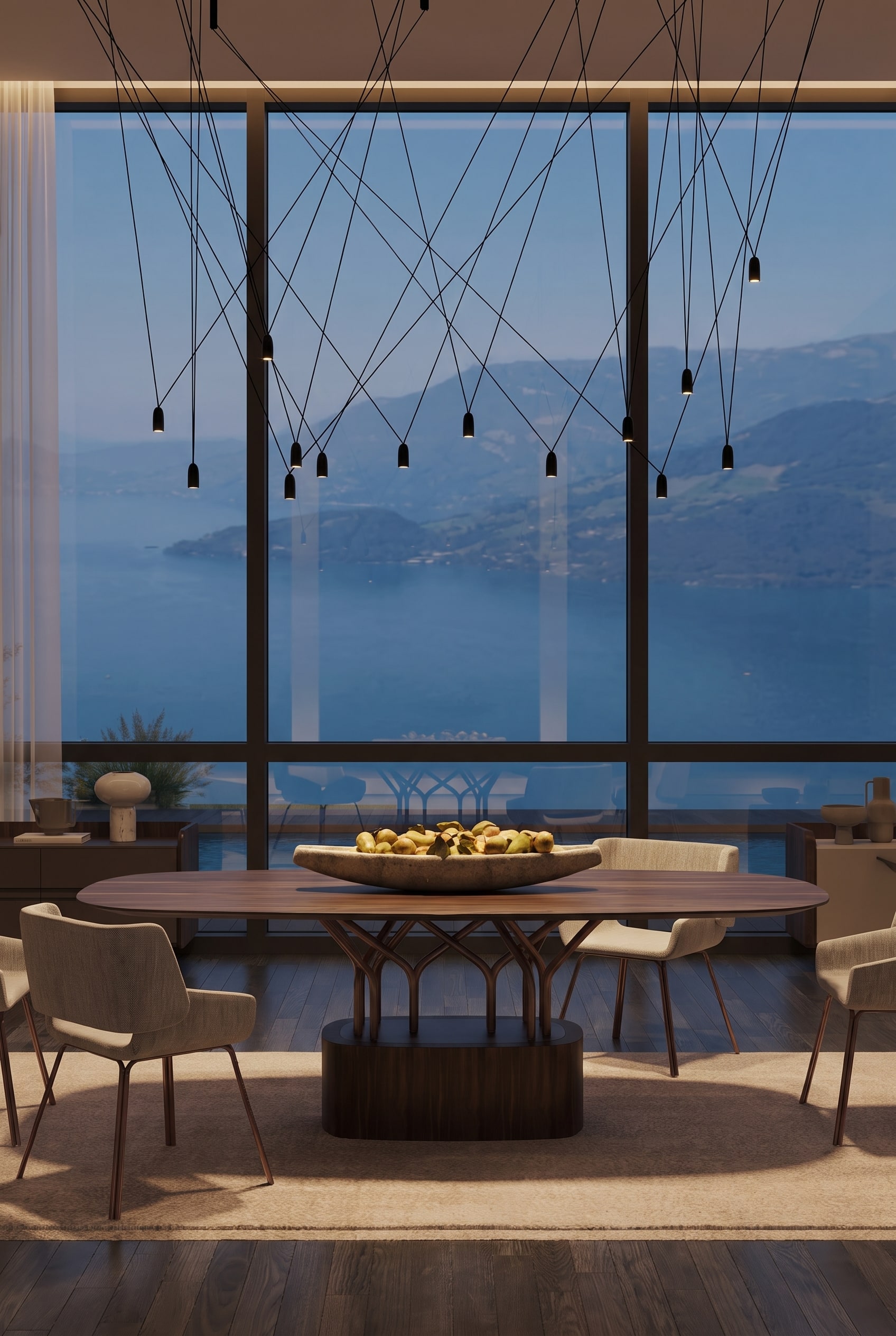 Vista frontale simmetrica di un grande tavolo da pranzo rotondo con sei sedie imbottite beige davanti a una finestra panoramica.