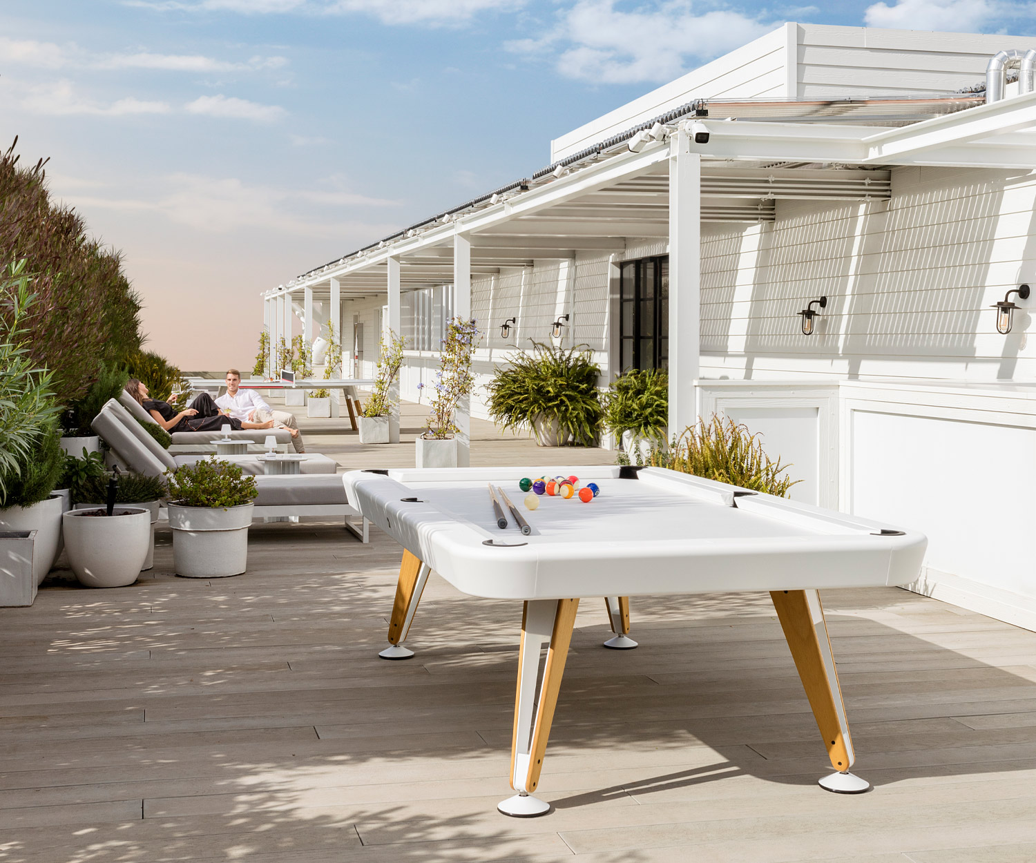 Luxuriöser Design Billardtisch RS Barcelona Diagonal auf großzügiger Veranda Hotelanlage