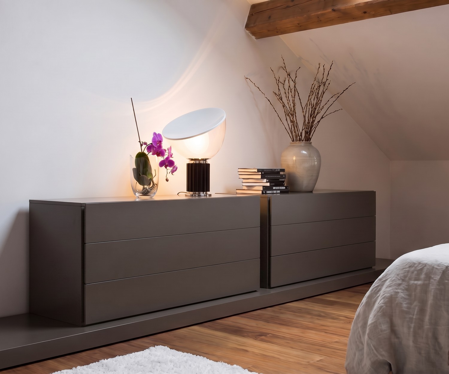 Novamobili Kommode Easy mit 3 Schubladen Novamobili Kommode Easy mit 3 Schubladen im Schlafzimmer, modernes graues Design unter Dachschräge mit Tischleuchte.