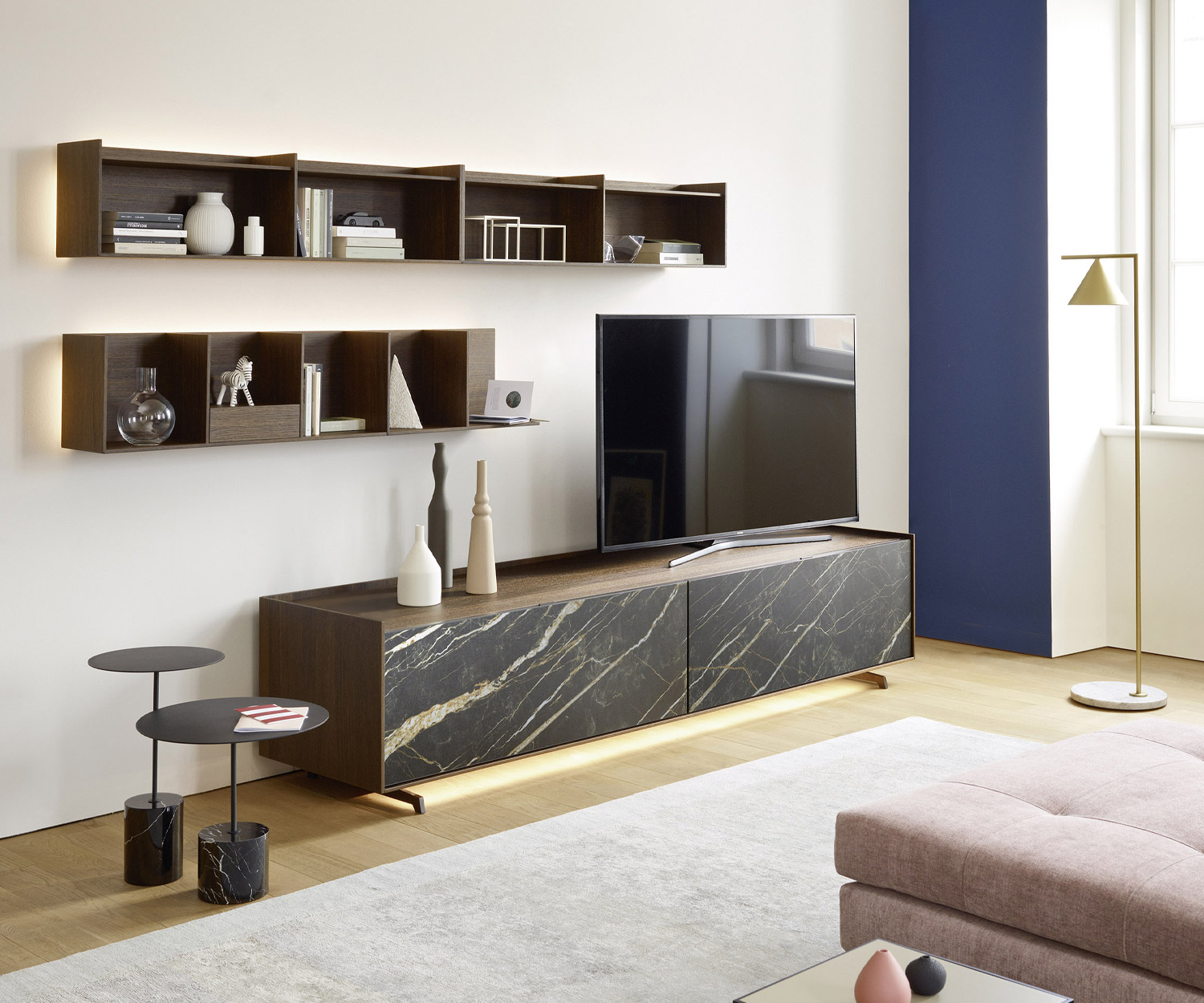 Holz Regal von Livitalia mit Ablage aus Holz über Design Lowboard mit stehendem TV Gerät