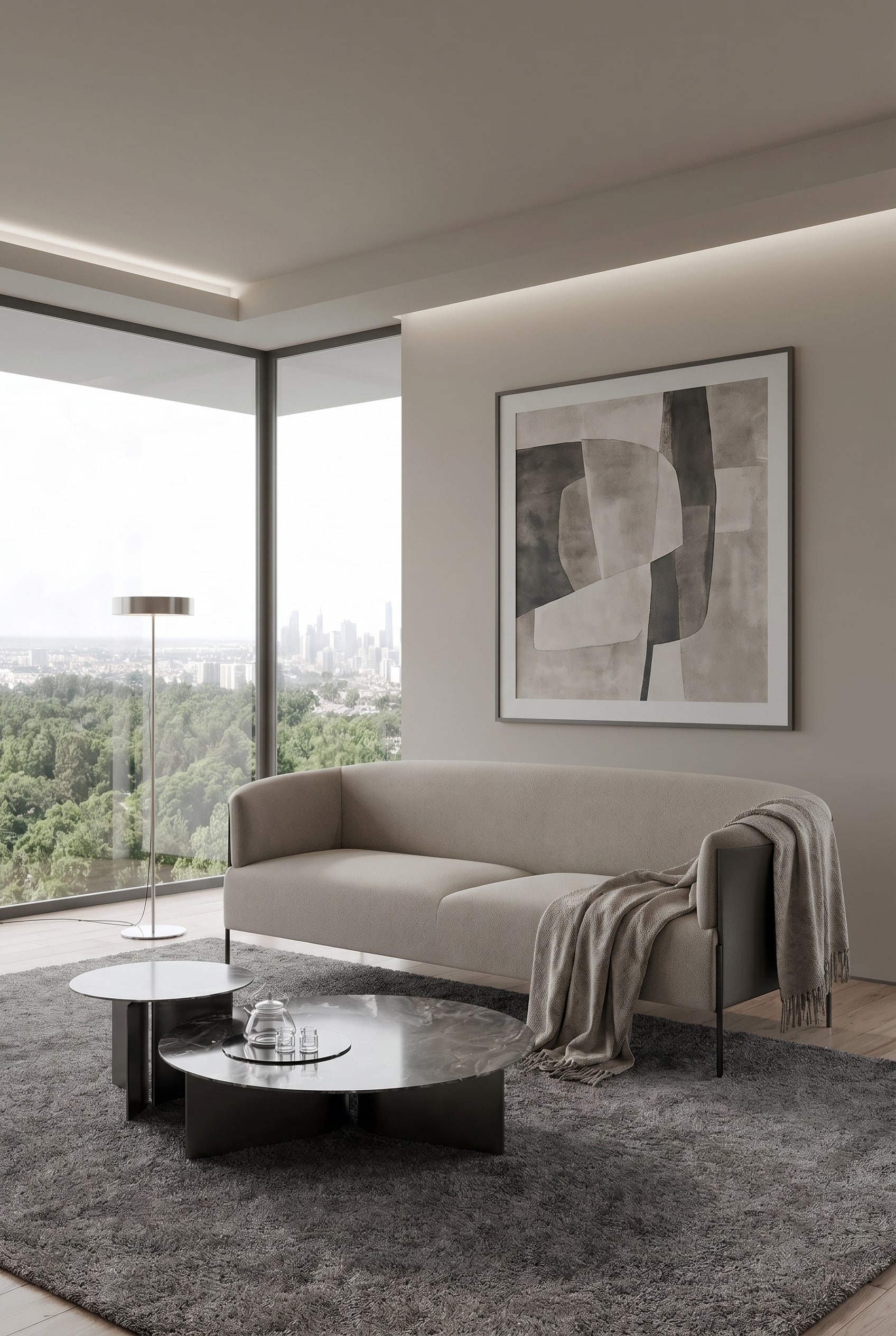 Soggiorno elegante con divano profondo in greige e pareti e soffitto dipinti tono su tono
