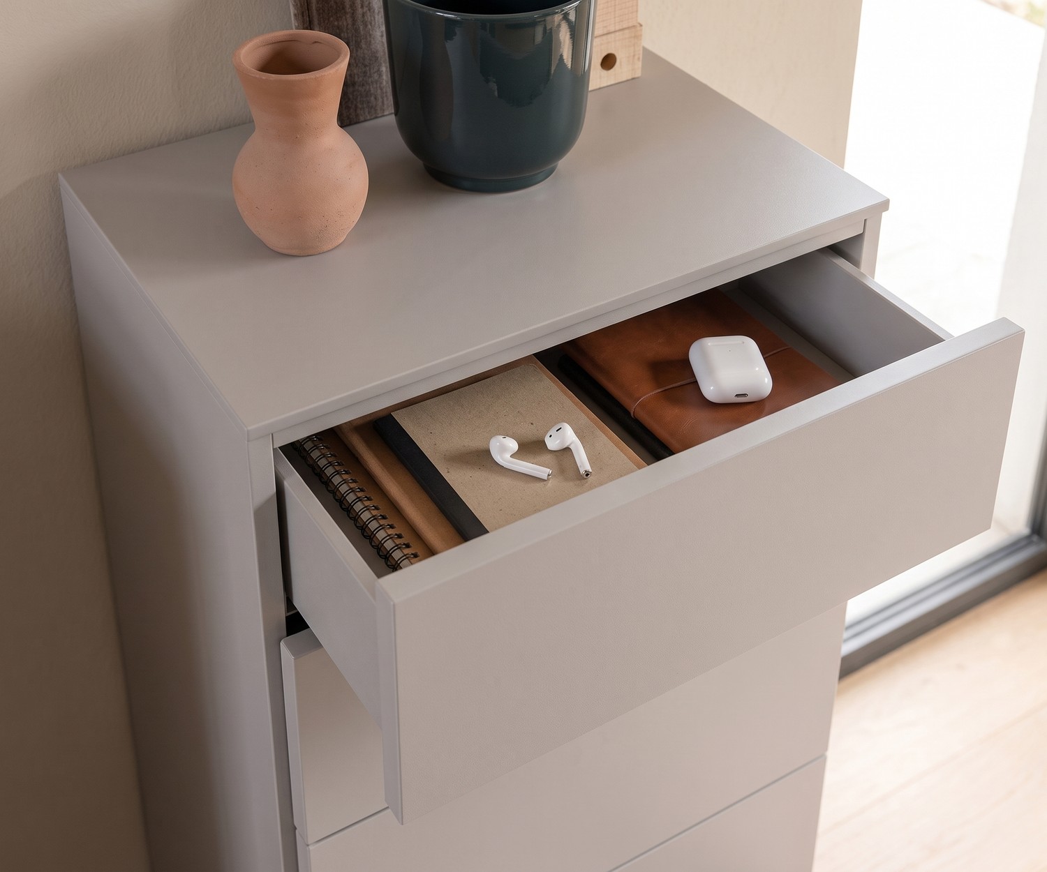 Novamobili Hochkommode Easy mit 6 Schubladen Hochkommode Easy für Schlafzimmer mit geöffneter Schublade für Utensilien, in mattem Beige, moderner minimalistischer Stil.