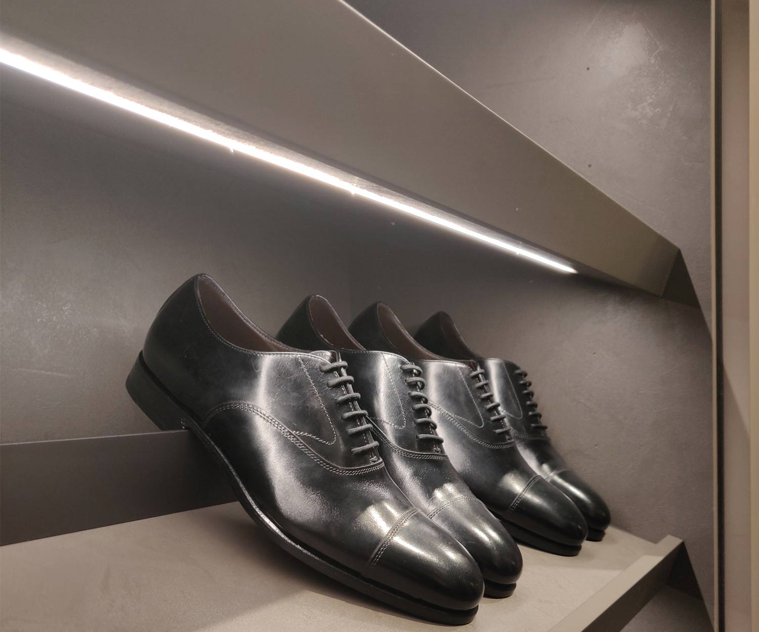 Design Schuhschrank mit LED Beleuchtung pro Einlegeboden