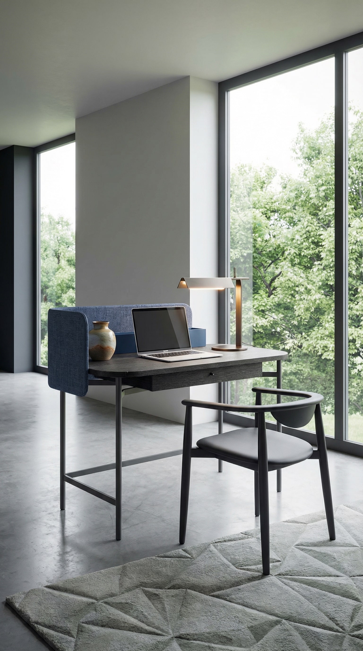 Ein eleganter, kompakter Novamobili Schreibtisch Ninfea mit stoffbezogener Rückwand in einem lichtdurchfluteten Wohnzimmer. Ein eleganter, kompakter Novamobili Schreibtisch Ninfea mit stoffbezogener Rückwand in einem lichtdurchfluteten Wohnzimmer.