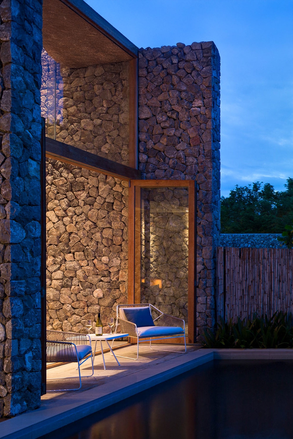 filigran-designte-terrassenmoebel-in-aussergewoehnlichem-ambiente