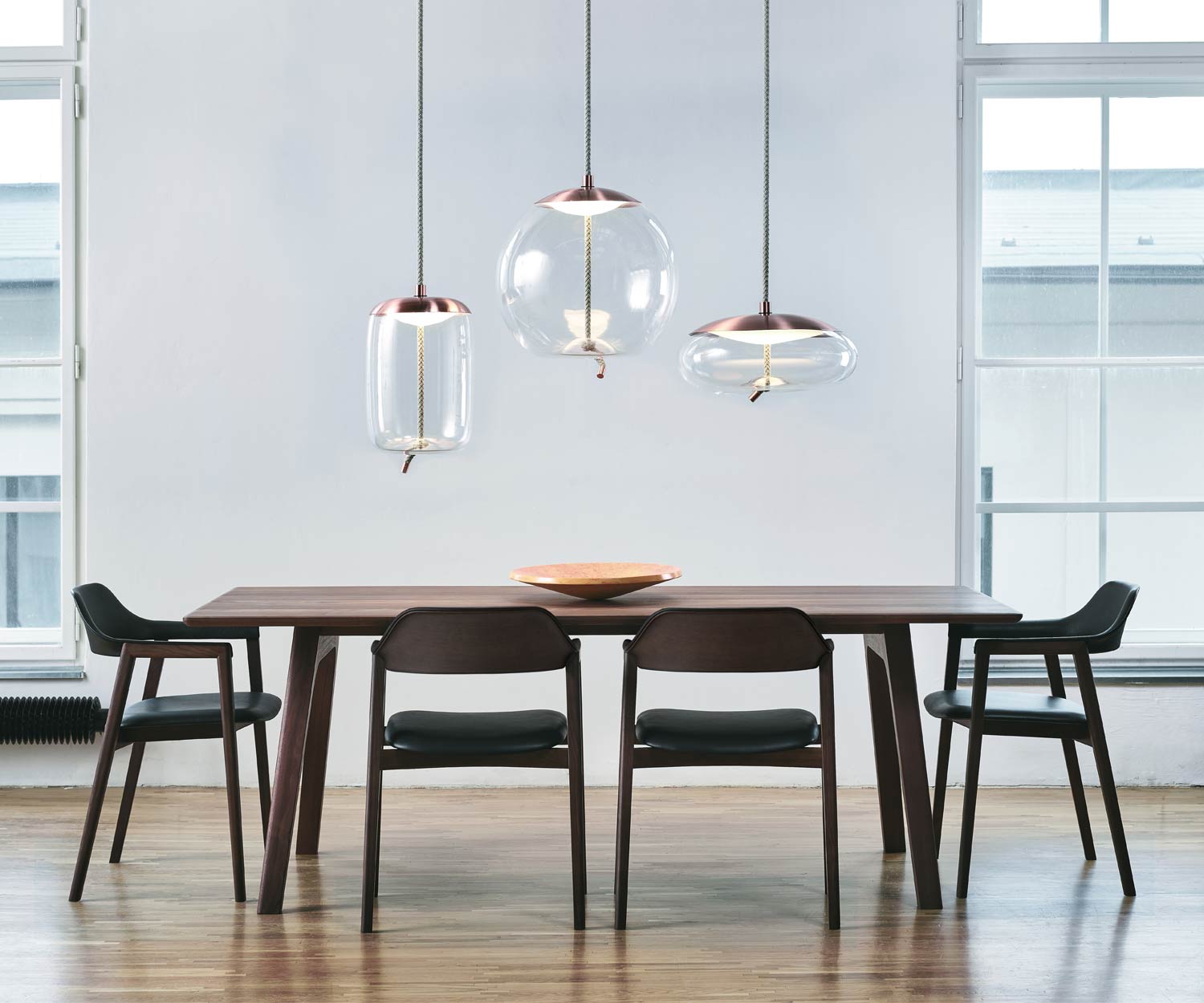 Moderner Conde House Ten Design Armlehnenstuhl im Esszimmer am Ten Tisch platziert Moderner Conde House Ten Design Armlehnenstuhl im Esszimmer am Ten Tisch platziert