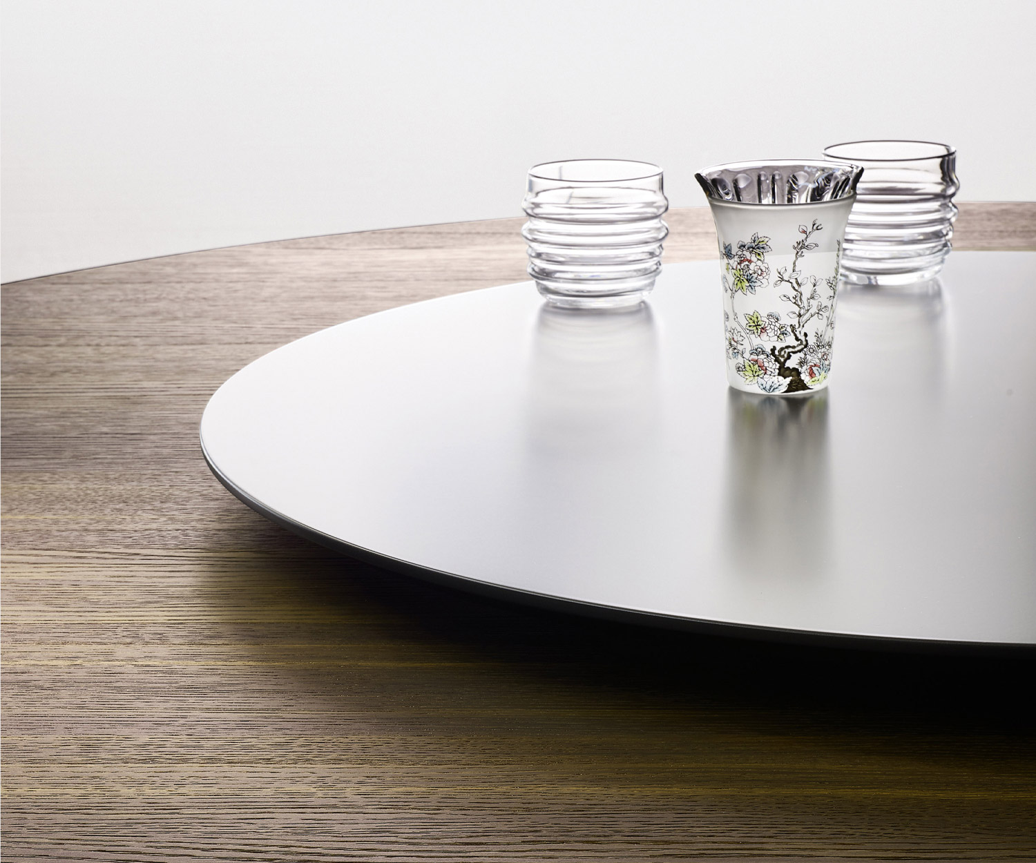 Livitalia Iron table for the dining room with detail of the optional ceramic swivel top Livitalia Iron table for the dining room with detail of the optional ceramic swivel top