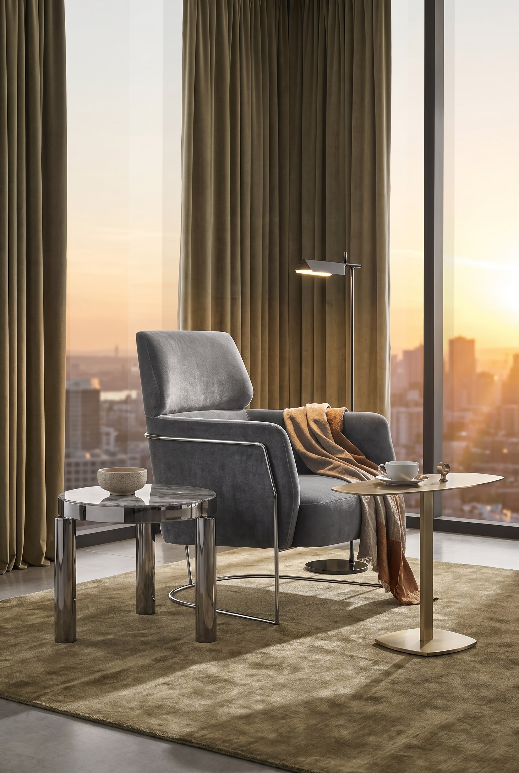 Loungehoek met een kakikleurige fluwelen fauteuil op een filigraan chromen onderstel en een minimalistische staande lamp