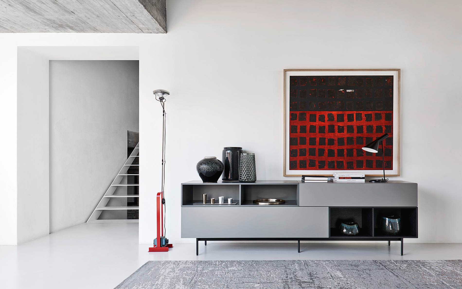 graues Sideboard auf fuessen